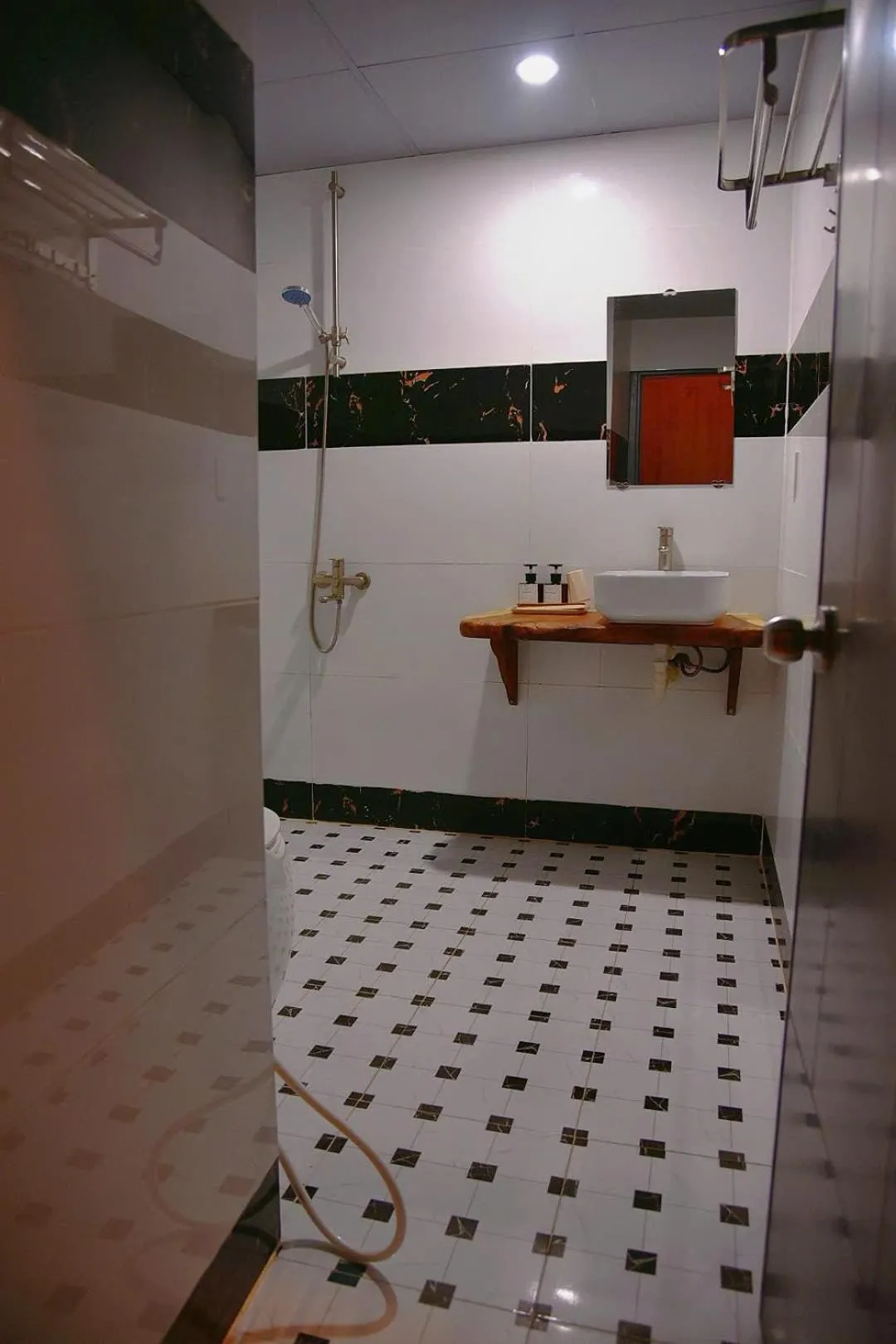 Shower in Waikiki Lagi Beach homestay & restaurant