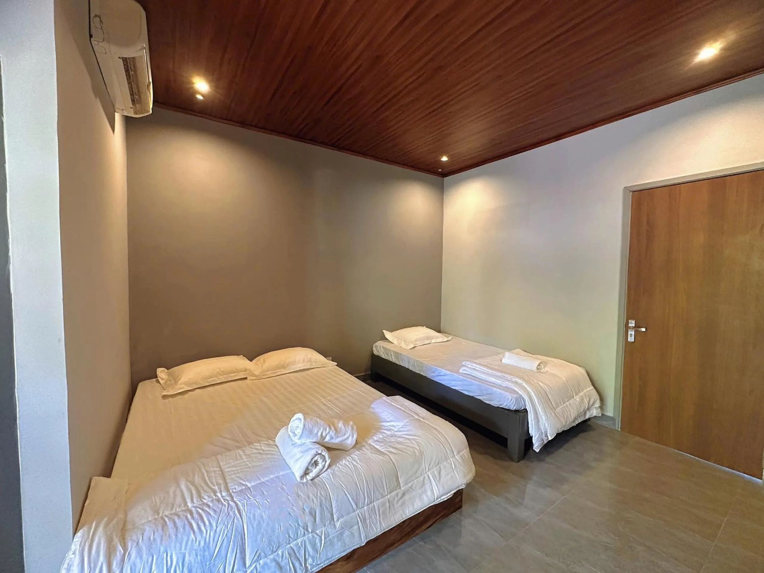 Bed in Waikiki Lagi Beach homestay & restaurant