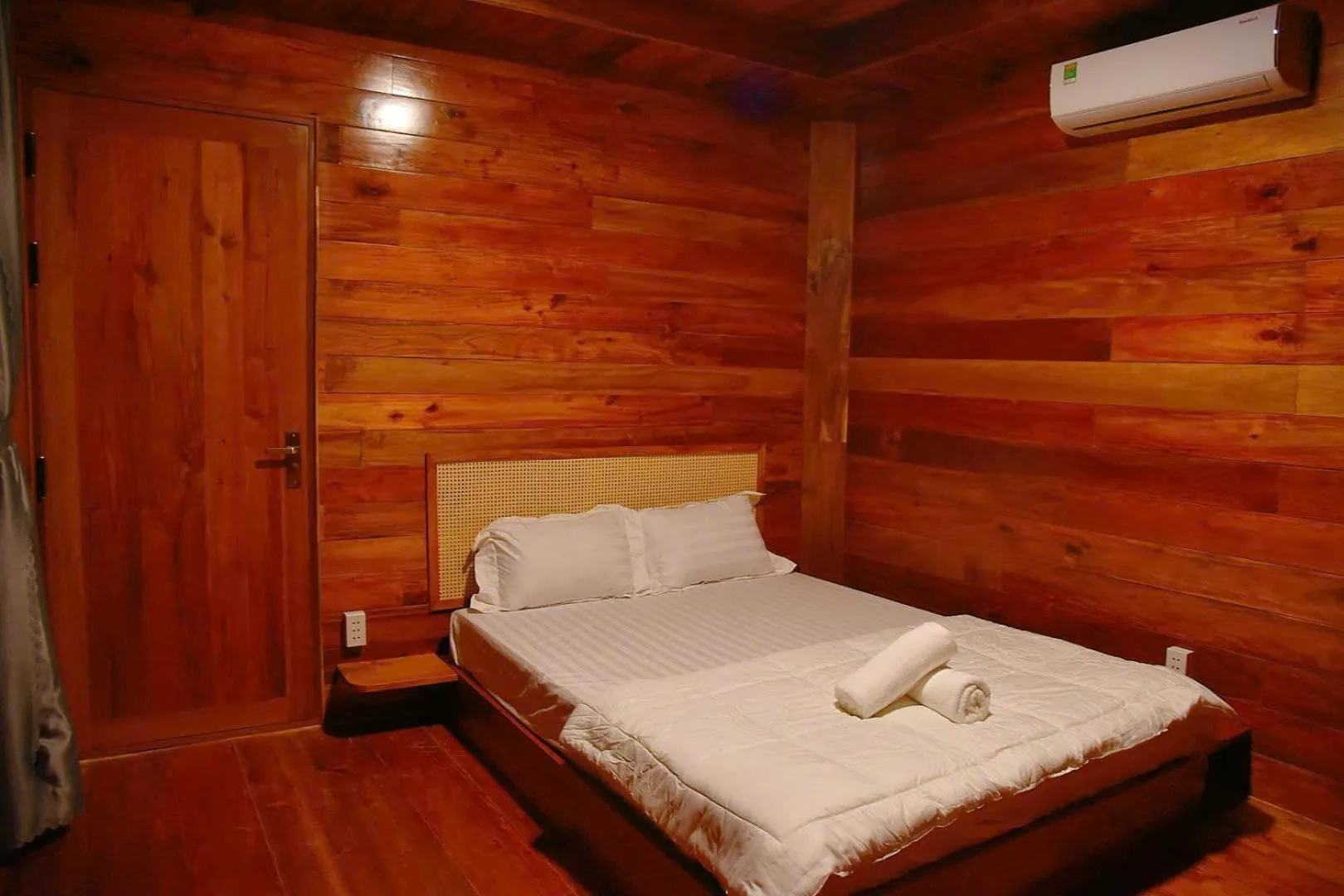 Bed in Waikiki Lagi Beach homestay & restaurant