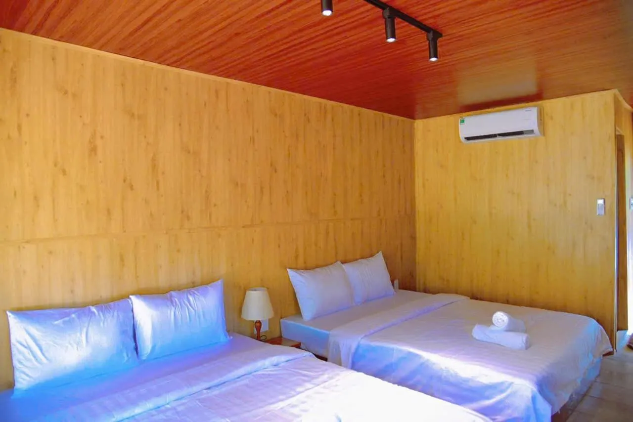 Bed in Waikiki Lagi Beach homestay & restaurant