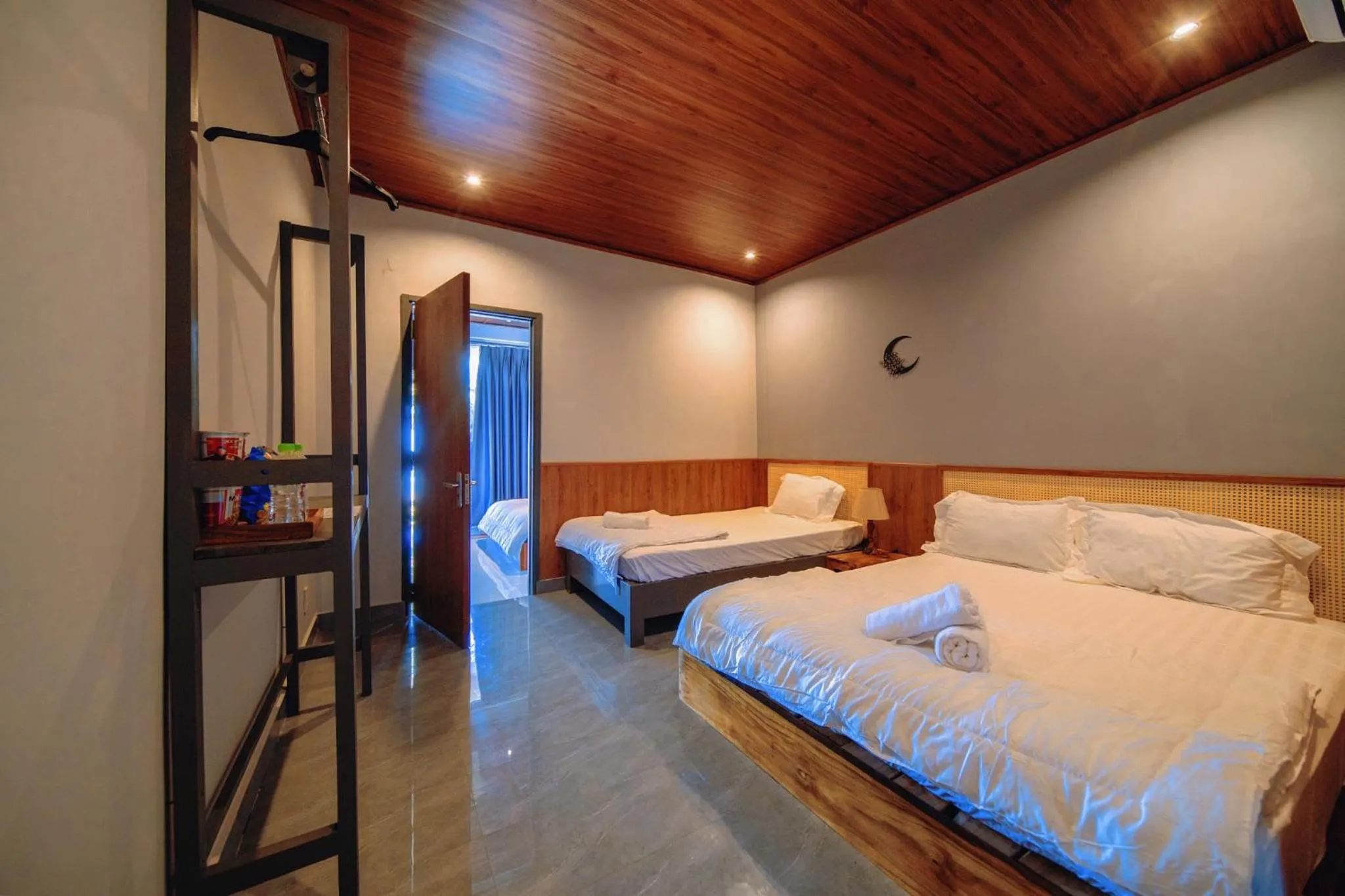 Bed in Waikiki Lagi Beach homestay & restaurant