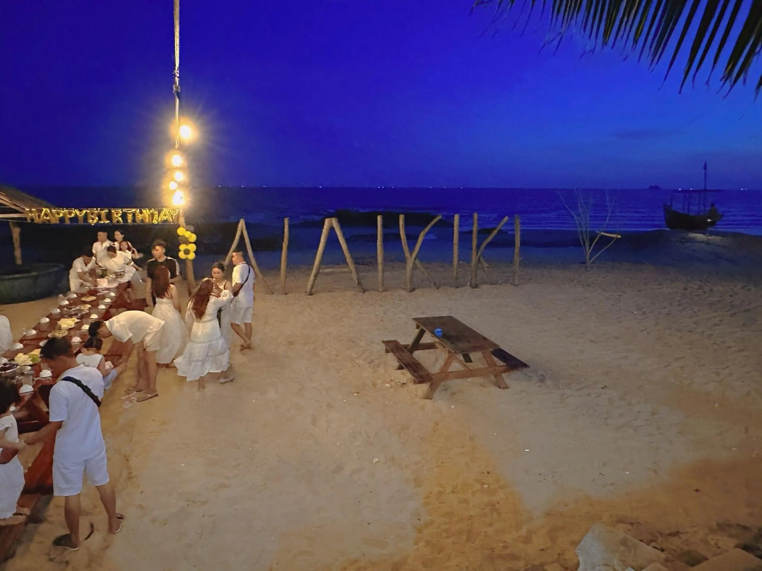 People in Waikiki Lagi Beach homestay & restaurant