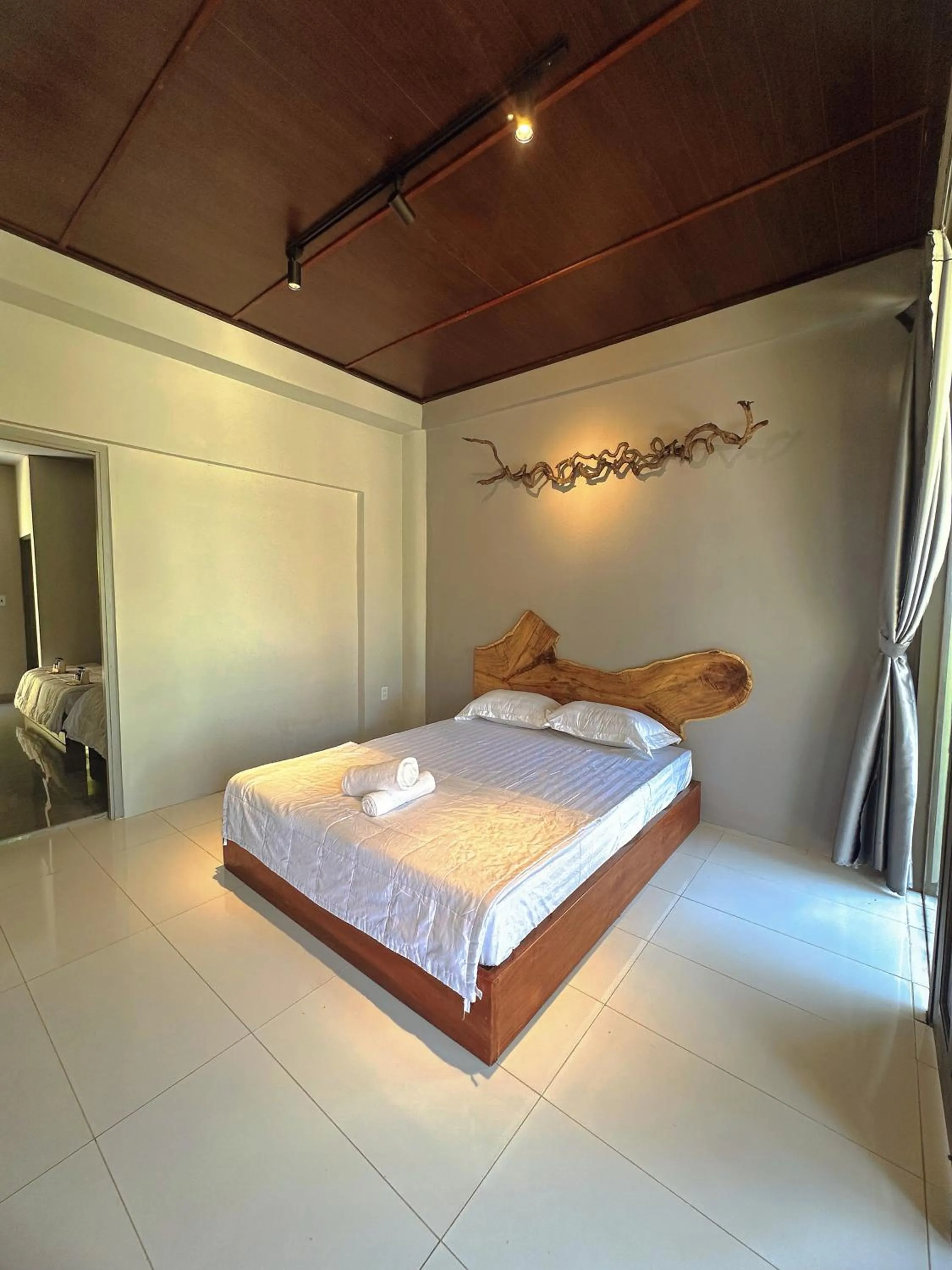 Bed in Waikiki Lagi Beach homestay & restaurant