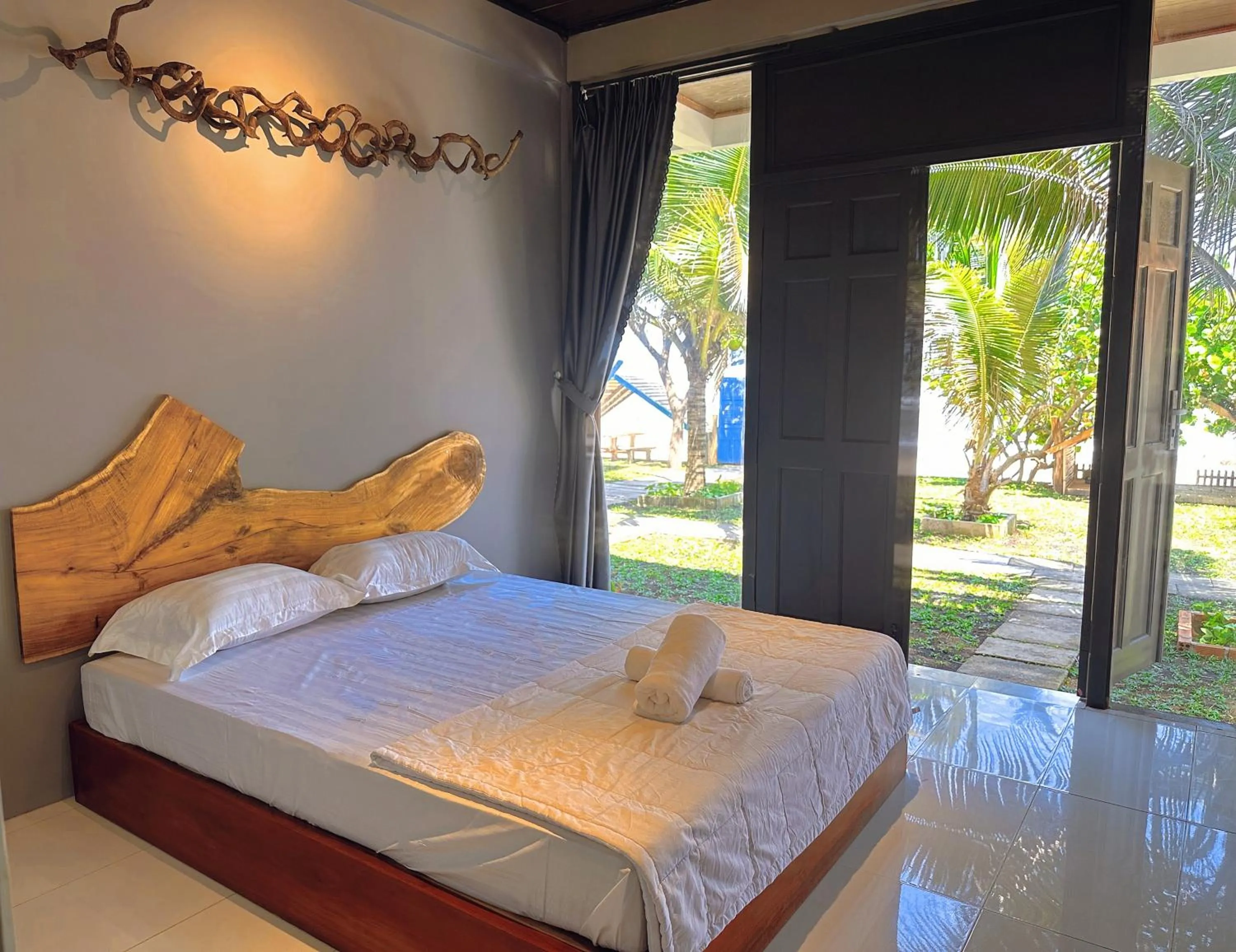 Bed in Waikiki Lagi Beach homestay & restaurant