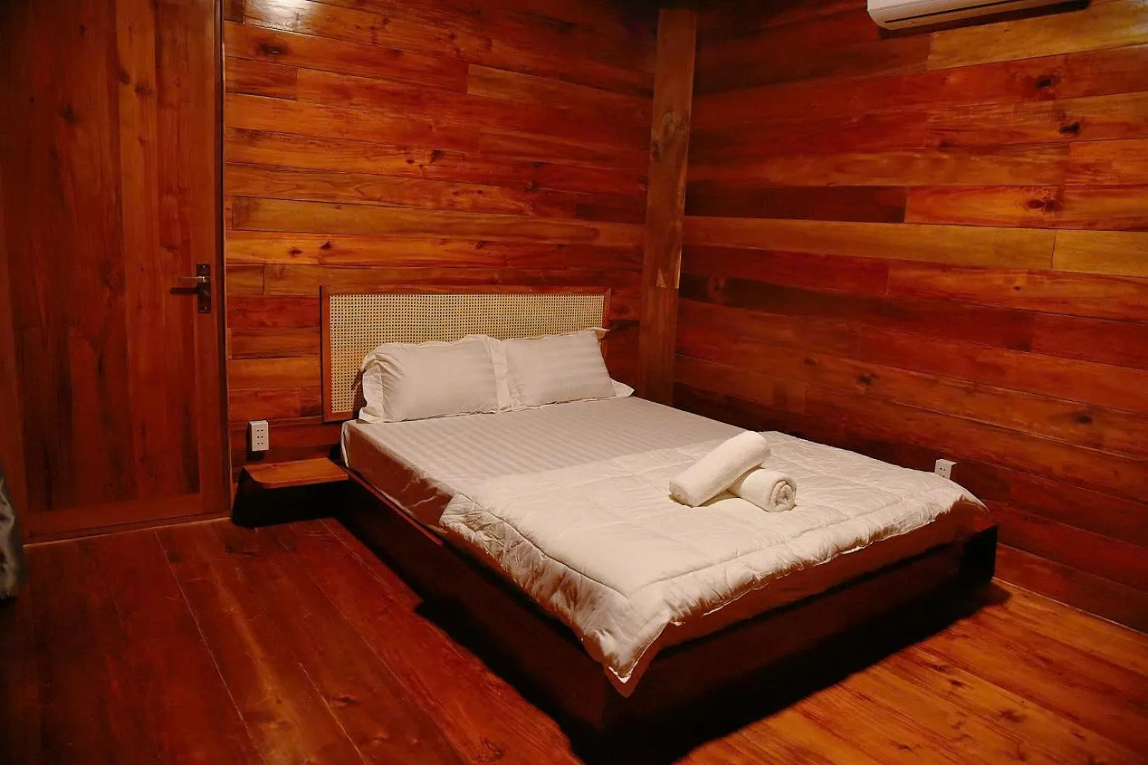 Photo of the whole room, Bed in Waikiki Lagi Beach homestay & restaurant