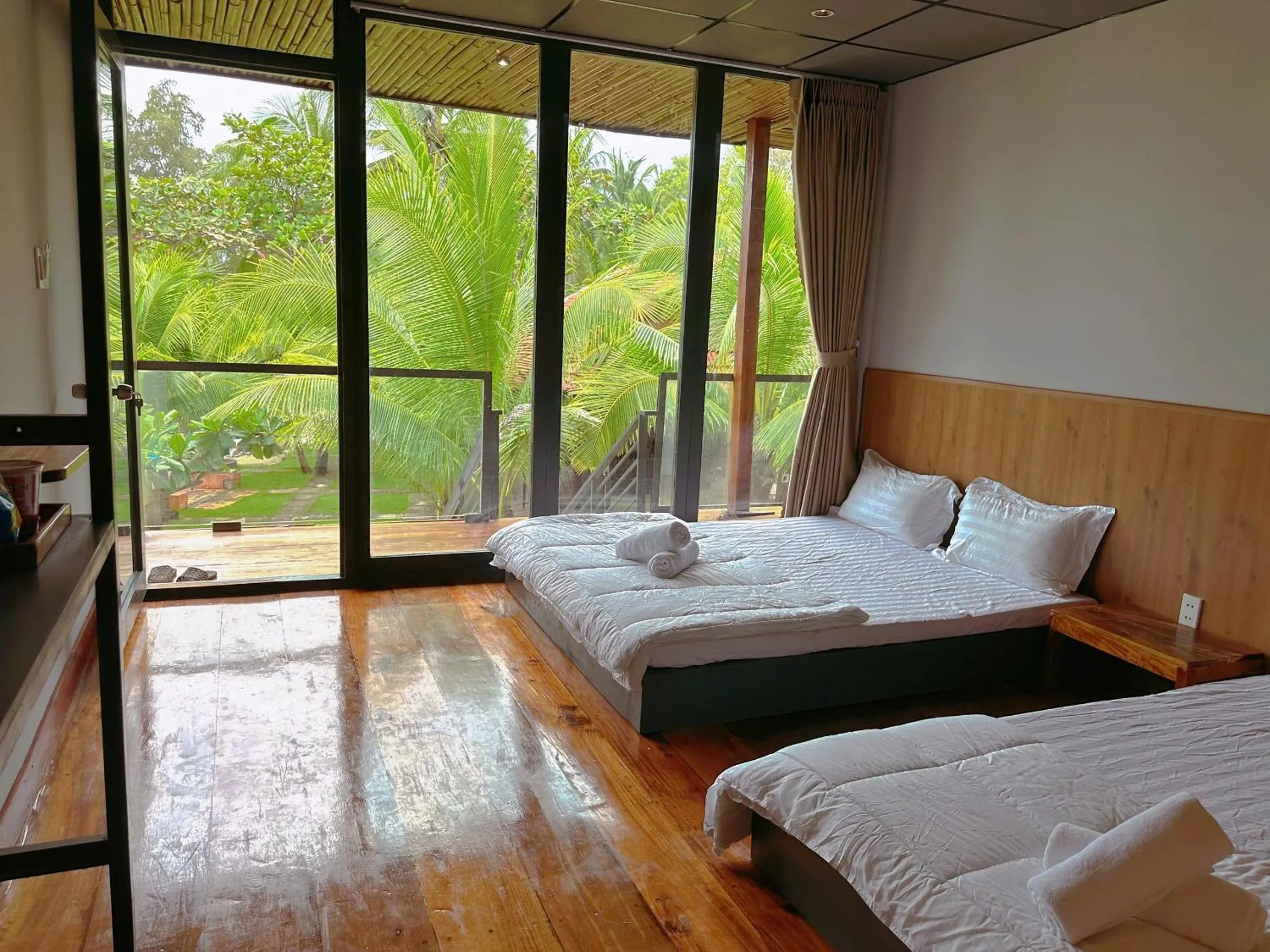 Bed in Waikiki Lagi Beach homestay & restaurant