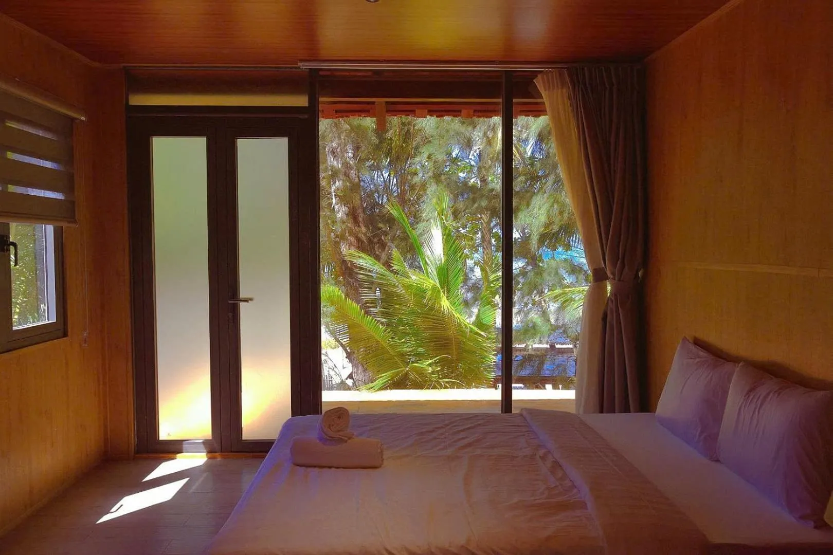 Bed in Waikiki Lagi Beach homestay & restaurant