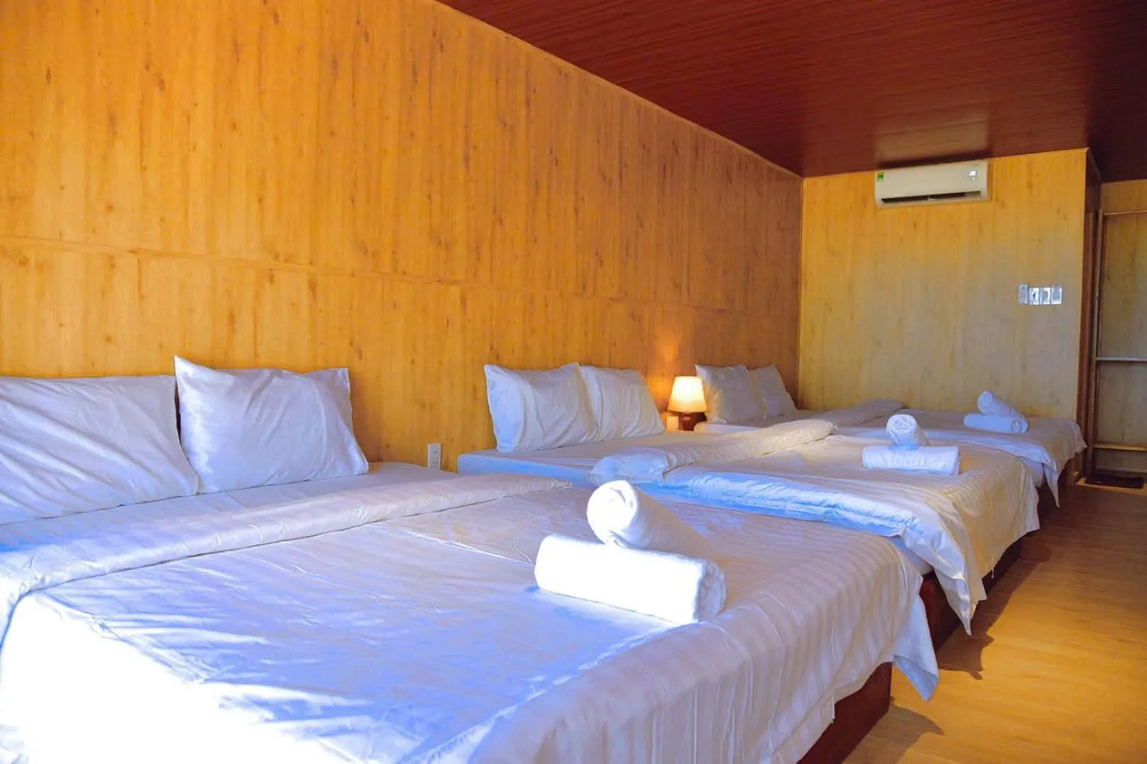 Bed in Waikiki Lagi Beach homestay & restaurant