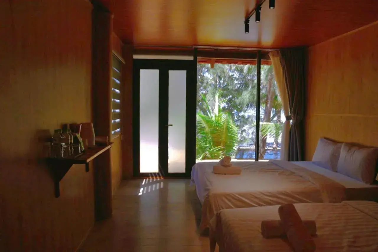 Quadruple Room with Sea View in Waikiki Lagi Beach homestay & restaurant Quadruple Room with Sea View in Waikiki Lagi Beach homestay & restaurant