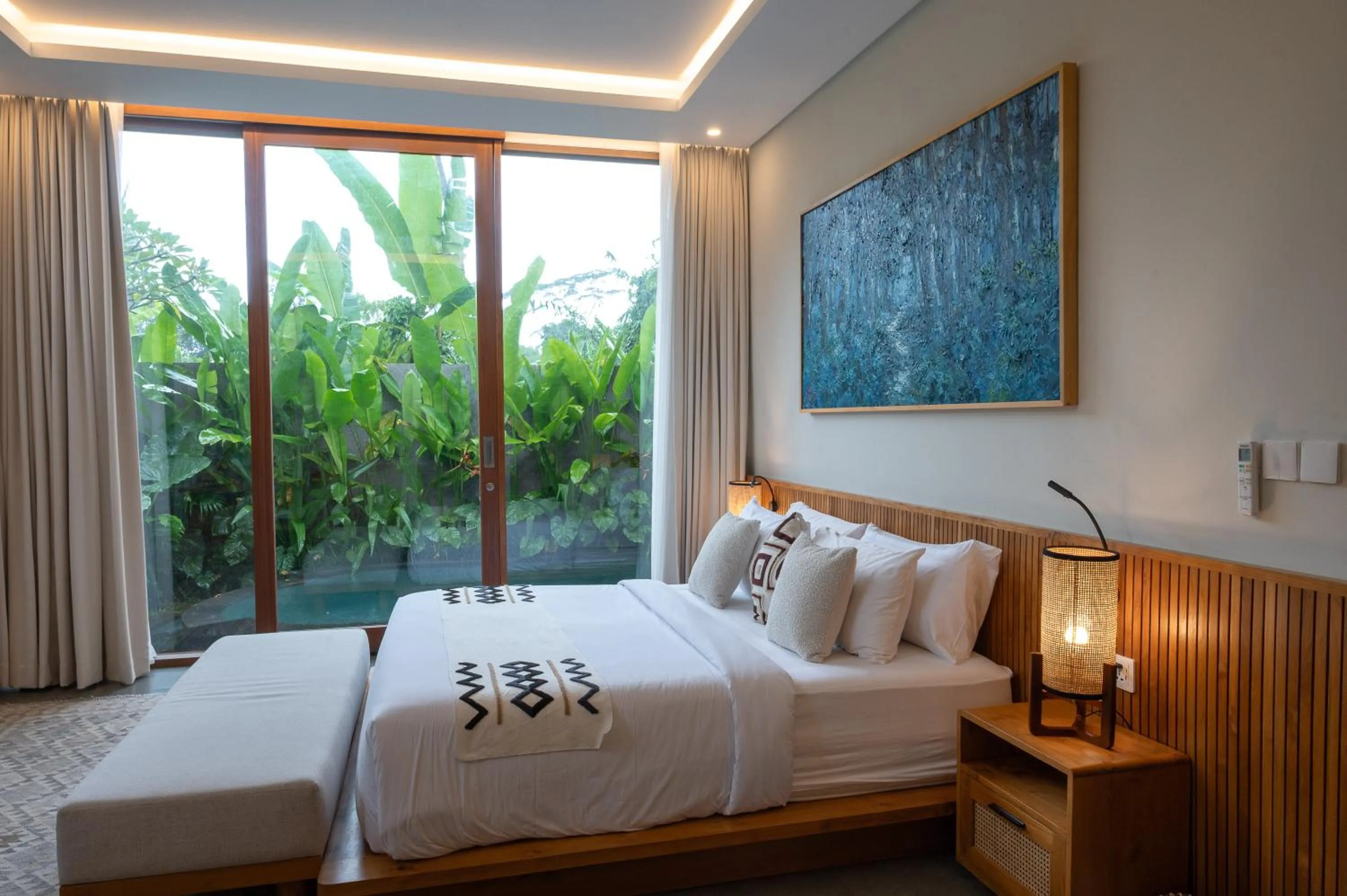 Bed in Villa Suarga Des Anicca