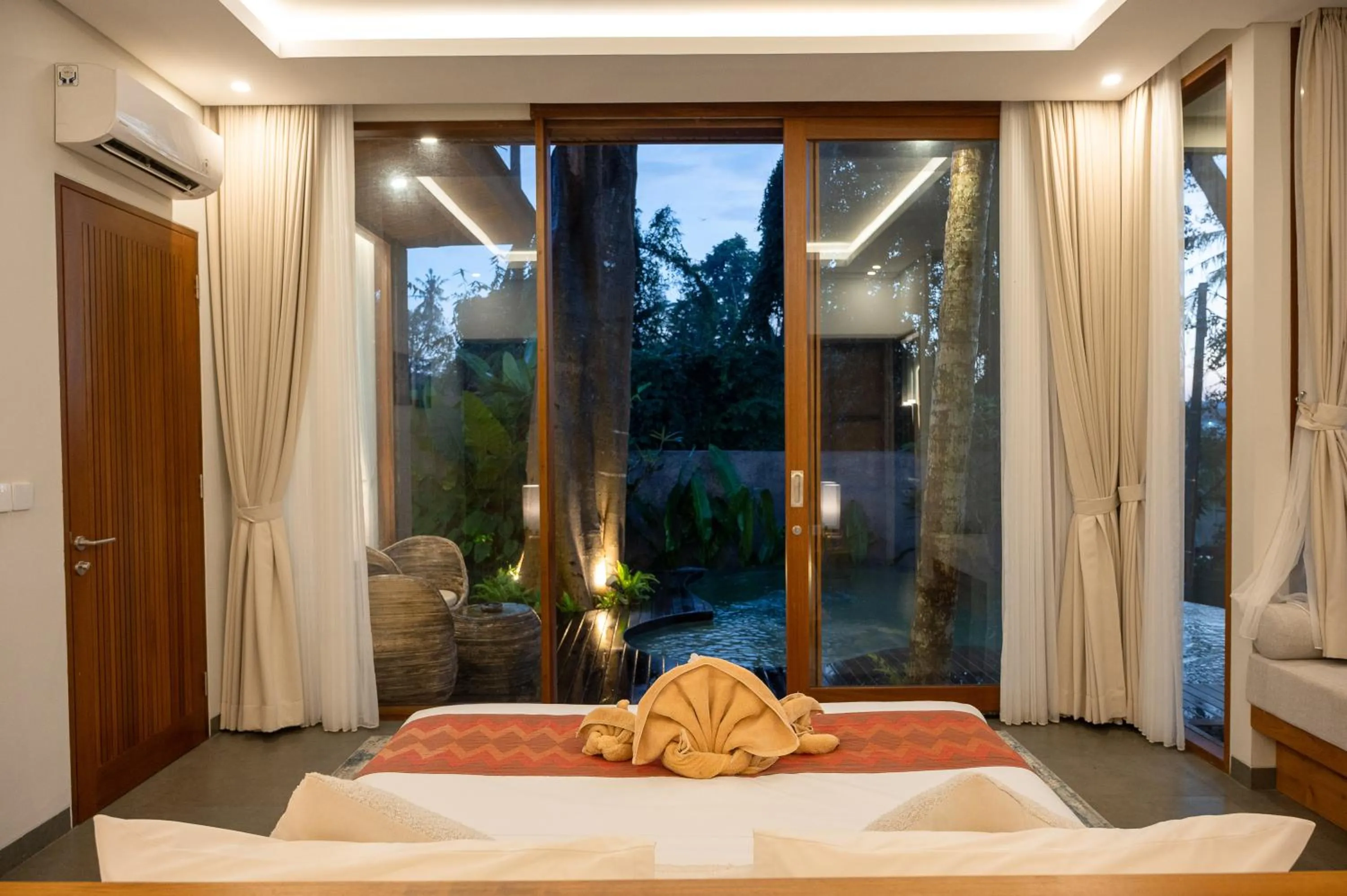 Bed in Villa Suarga Des Anicca