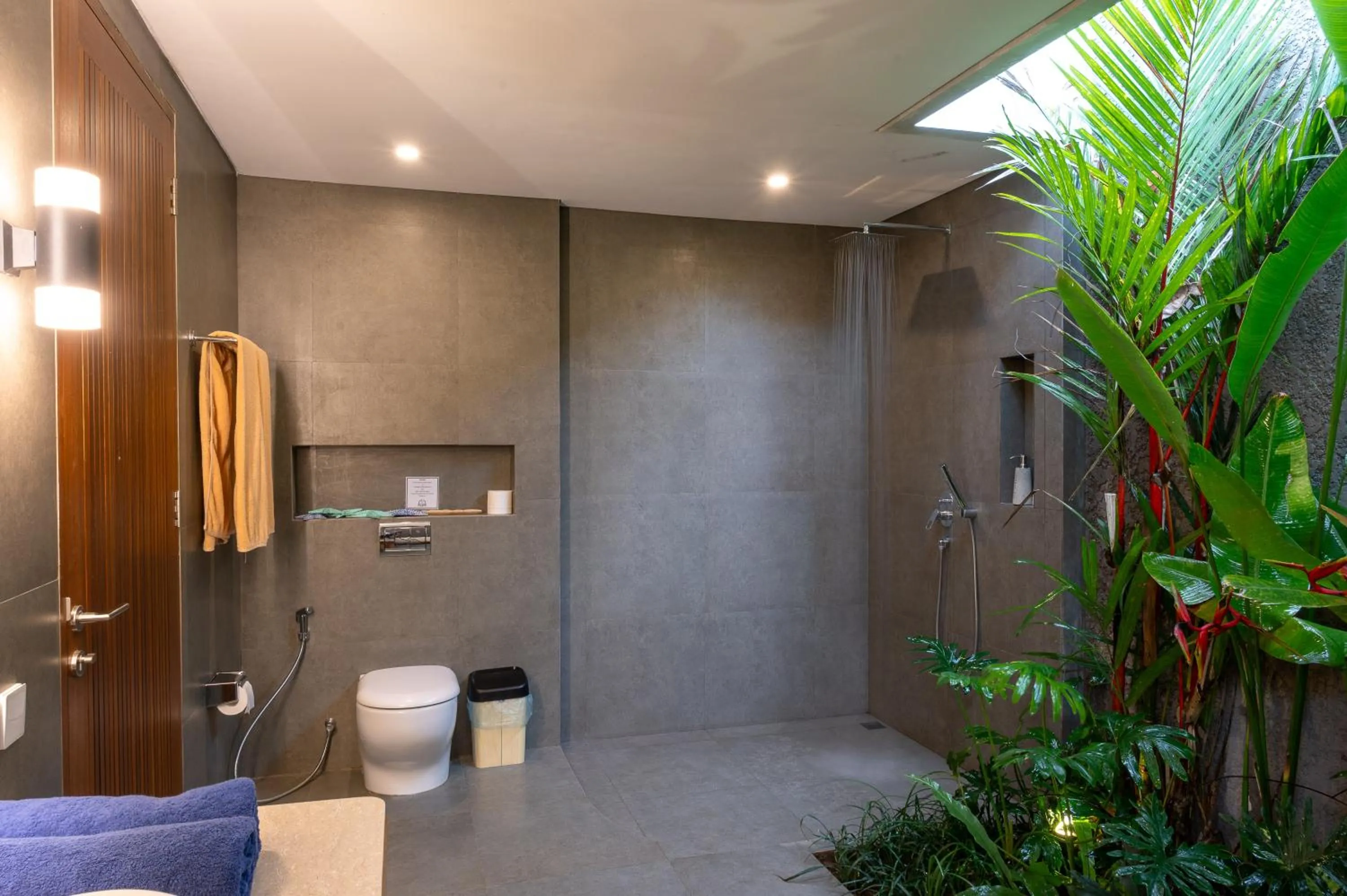 Shower in Villa Suarga Des Anicca