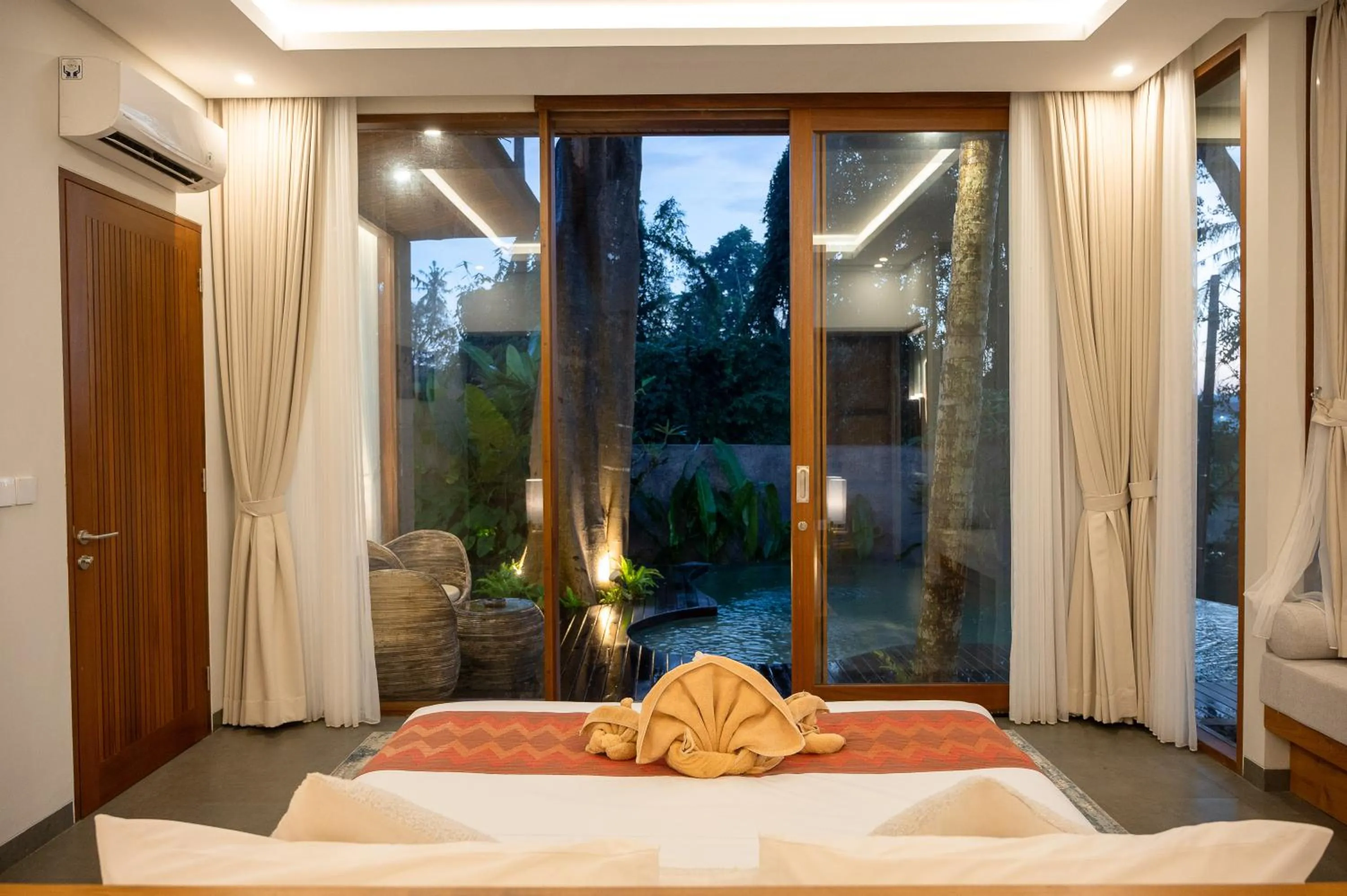 Bed in Villa Suarga Des Anicca