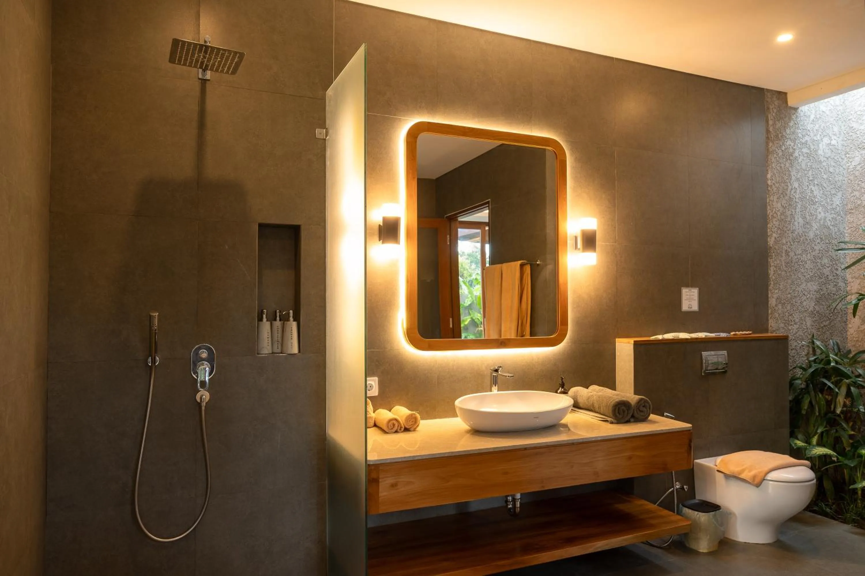 Toilet in Villa Suarga Des Anicca