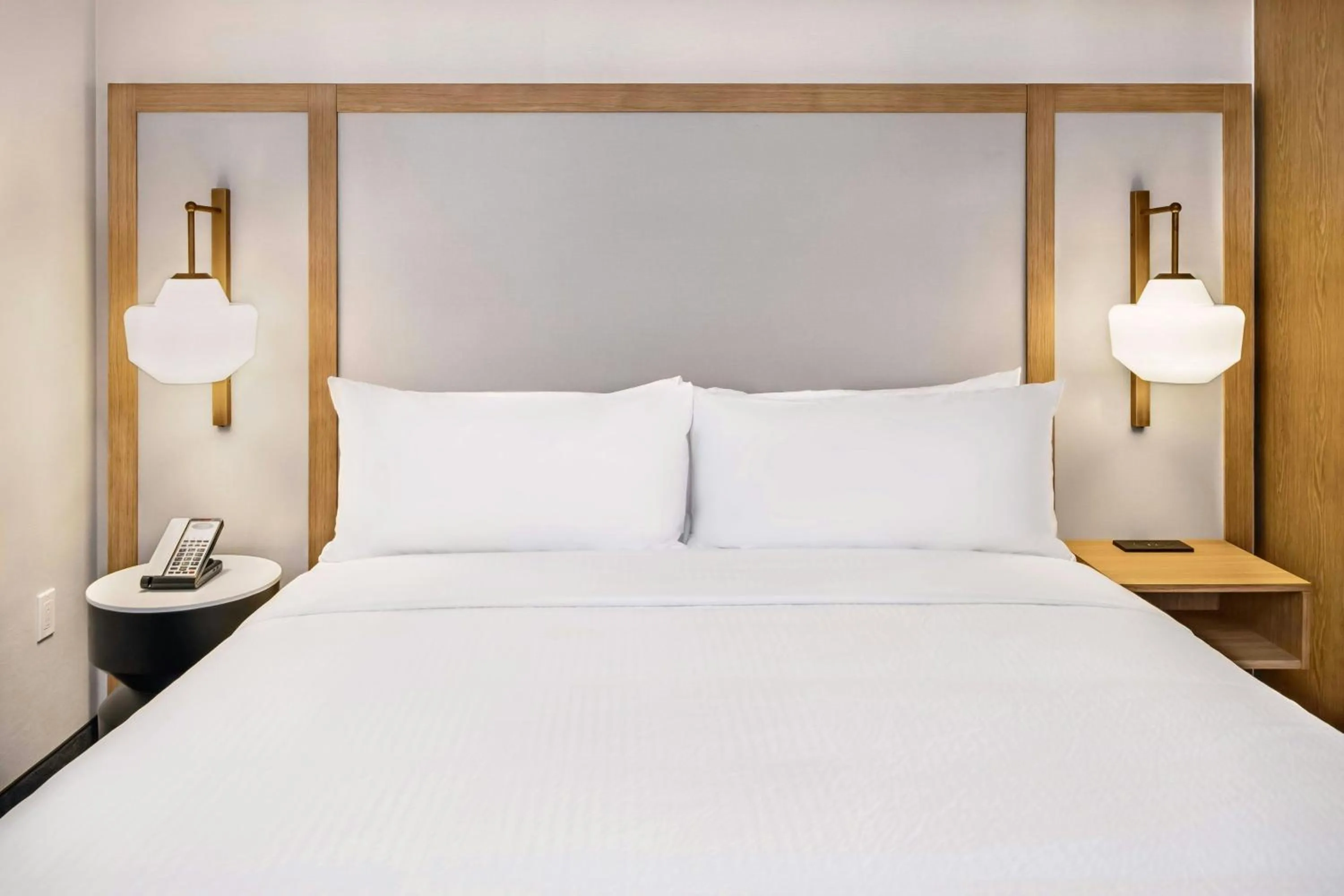 Photo of the whole room, Bed in Fairfield by Marriott Inn & Suites Gravenhurst Muskoka