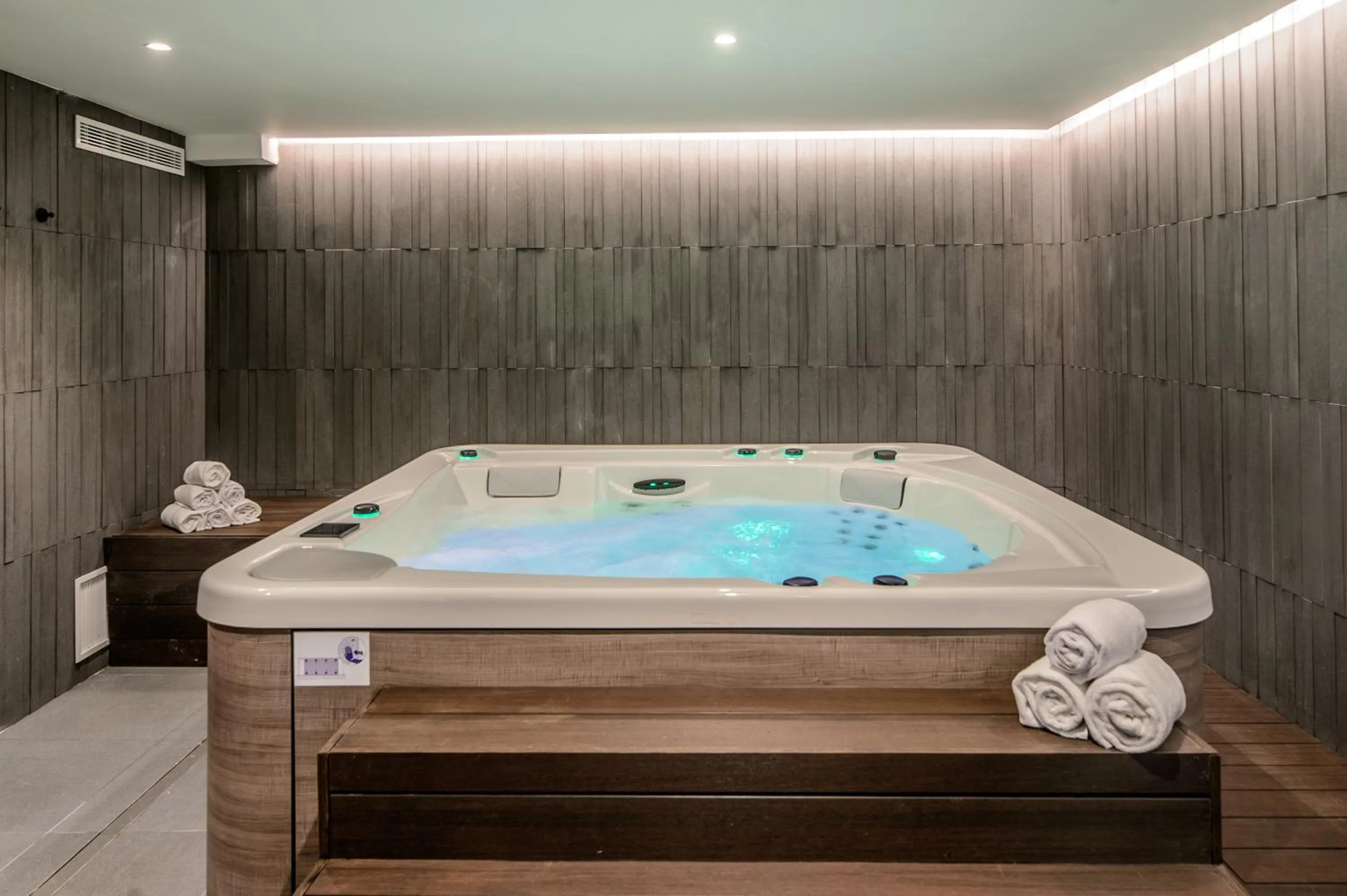 Hot Tub in Hotel Vibra Yamm Sunset -New Opening 2025