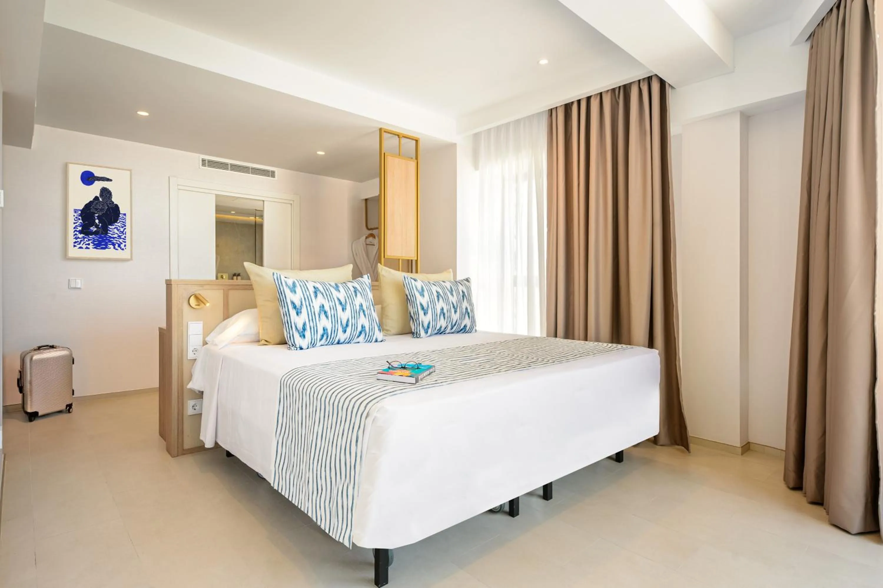 Bedroom, Bed in Hotel Vibra Yamm Sunset -New Opening 2025
