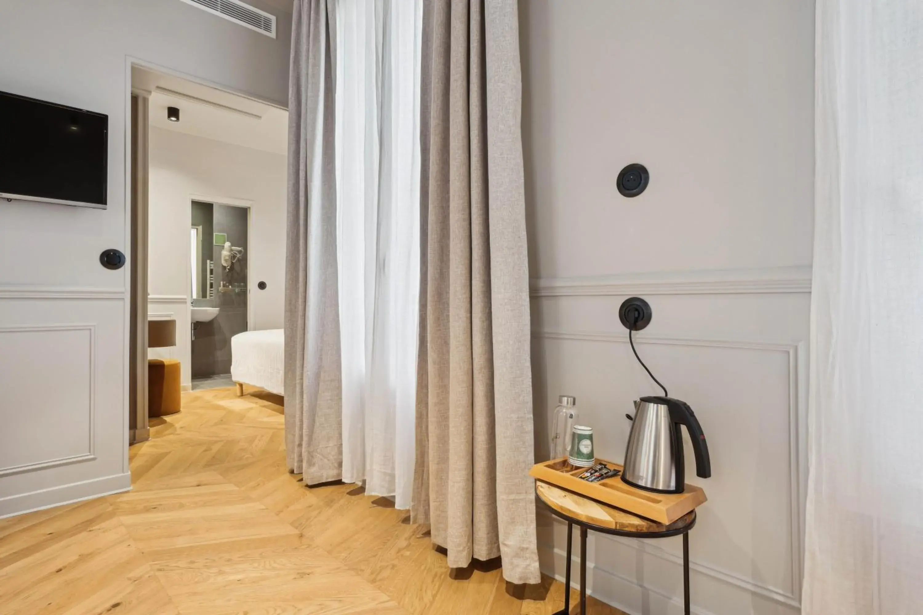 Photo of the whole room, Bed in Hôtel Clémence Photo of the whole room, Bed in Hôtel Clémence