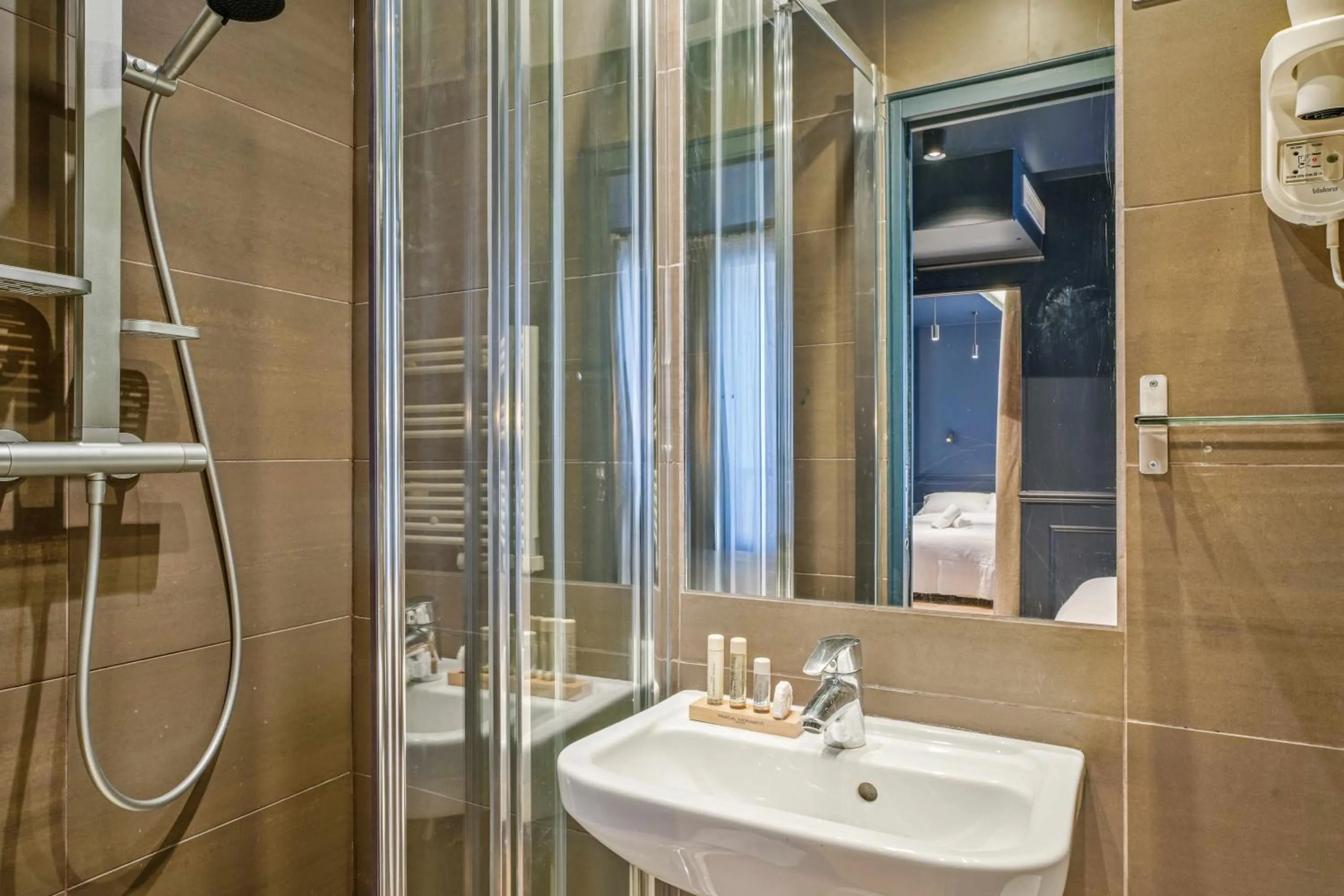 Shower in Hôtel Clémence