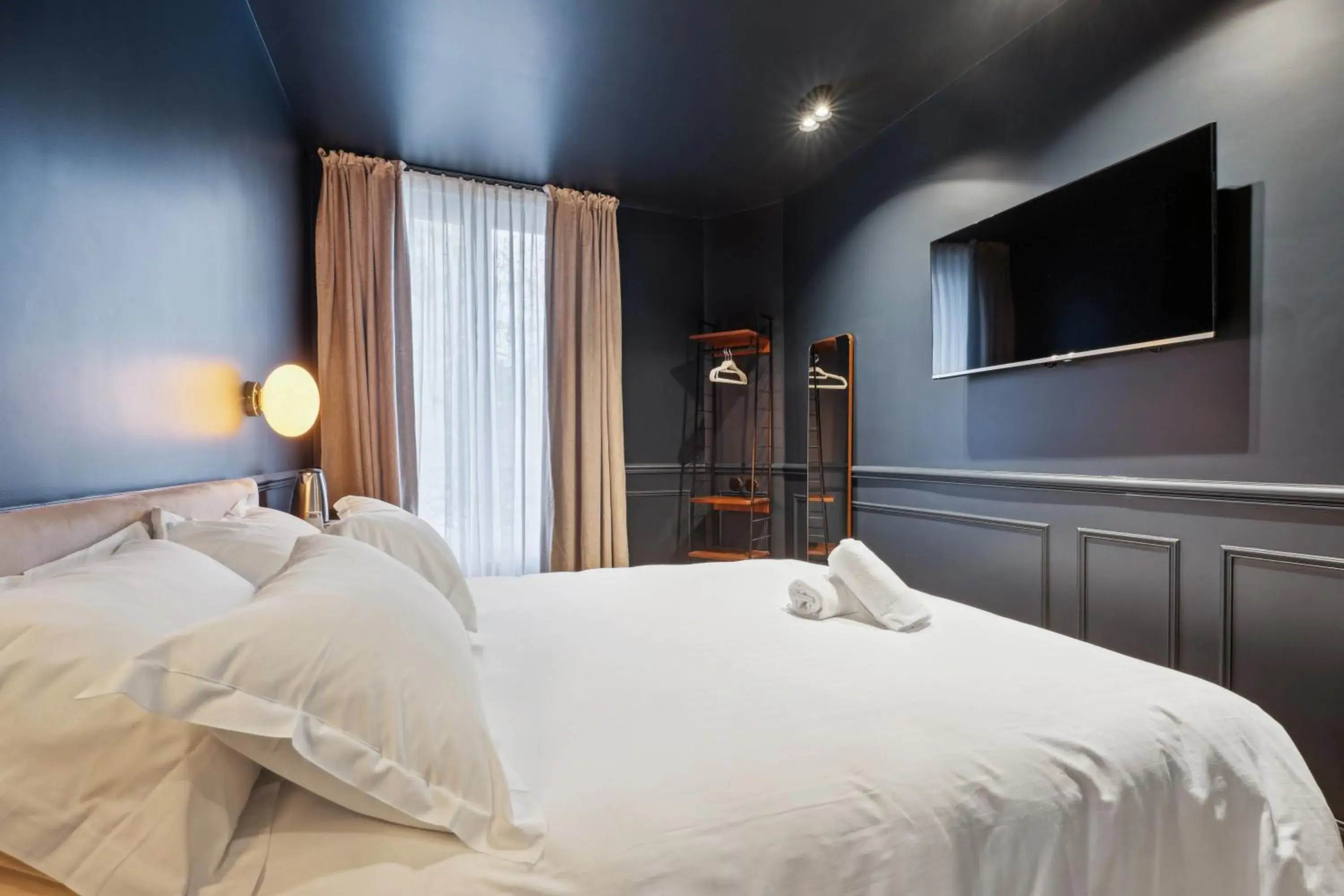 TV and multimedia, Bed in Hôtel Clémence TV and multimedia, Bed in Hôtel Clémence