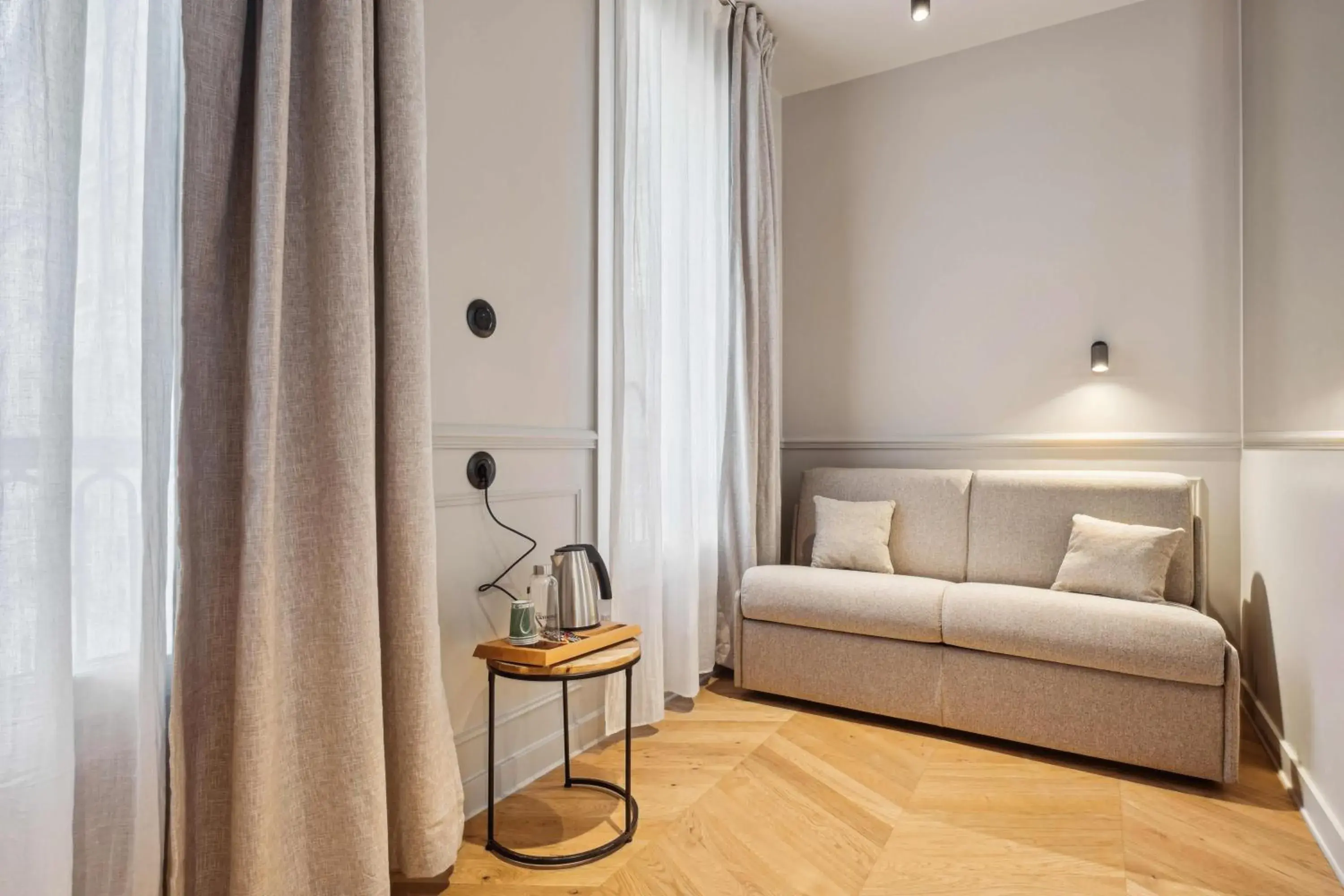 Living room, Bed in Hôtel Clémence Living room, Bed in Hôtel Clémence