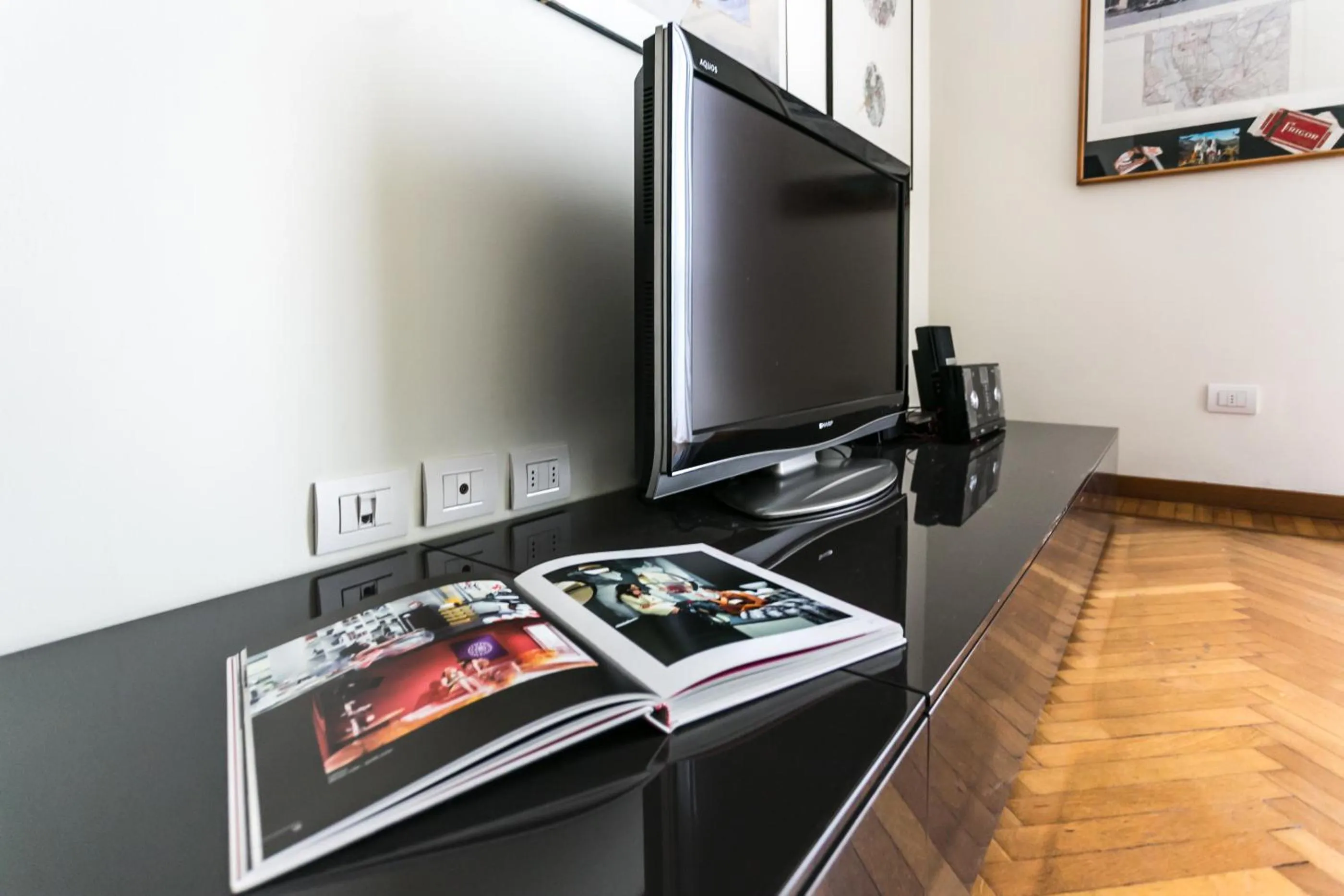 Communal lounge/ TV room in Italianway - Da Procida 25