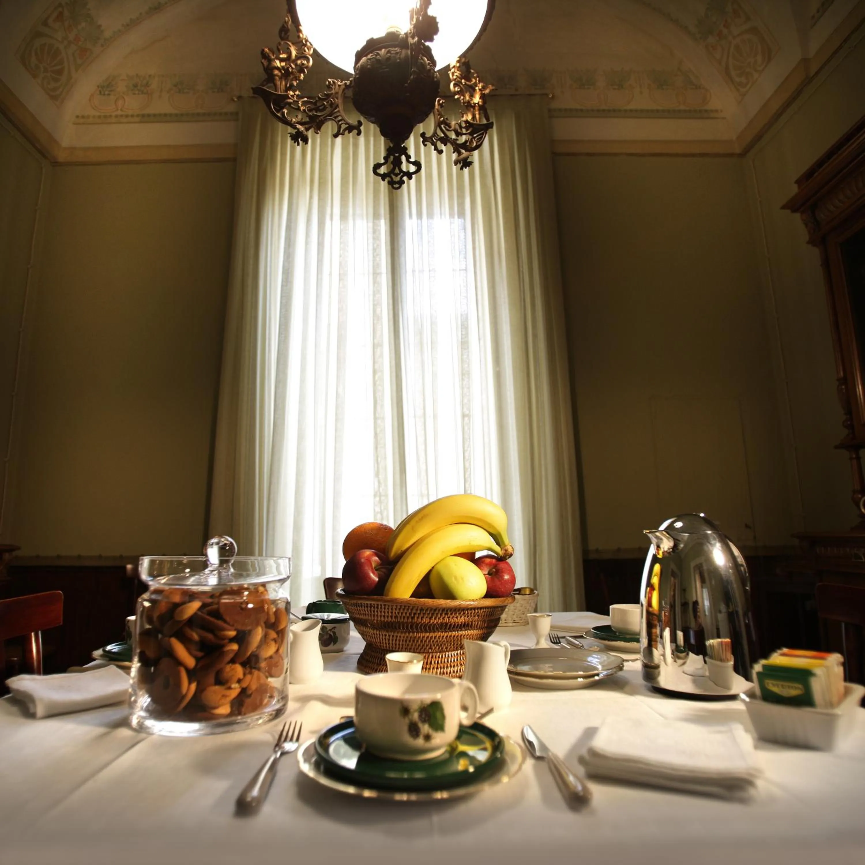 Restaurant/places to eat in Historical Suites VVM