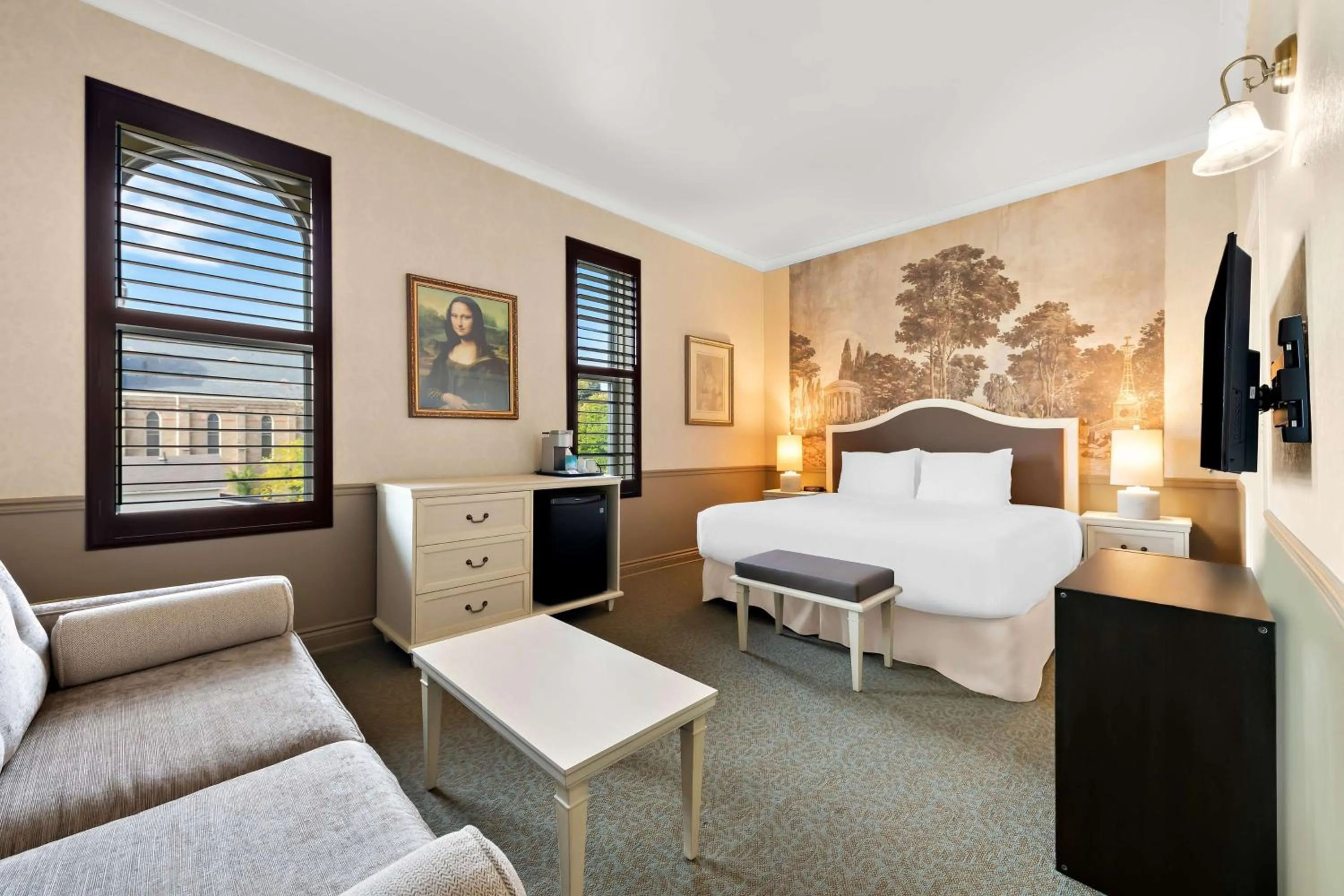 Bedroom, Bed in The Arlington Hotel - BW Signature Collection