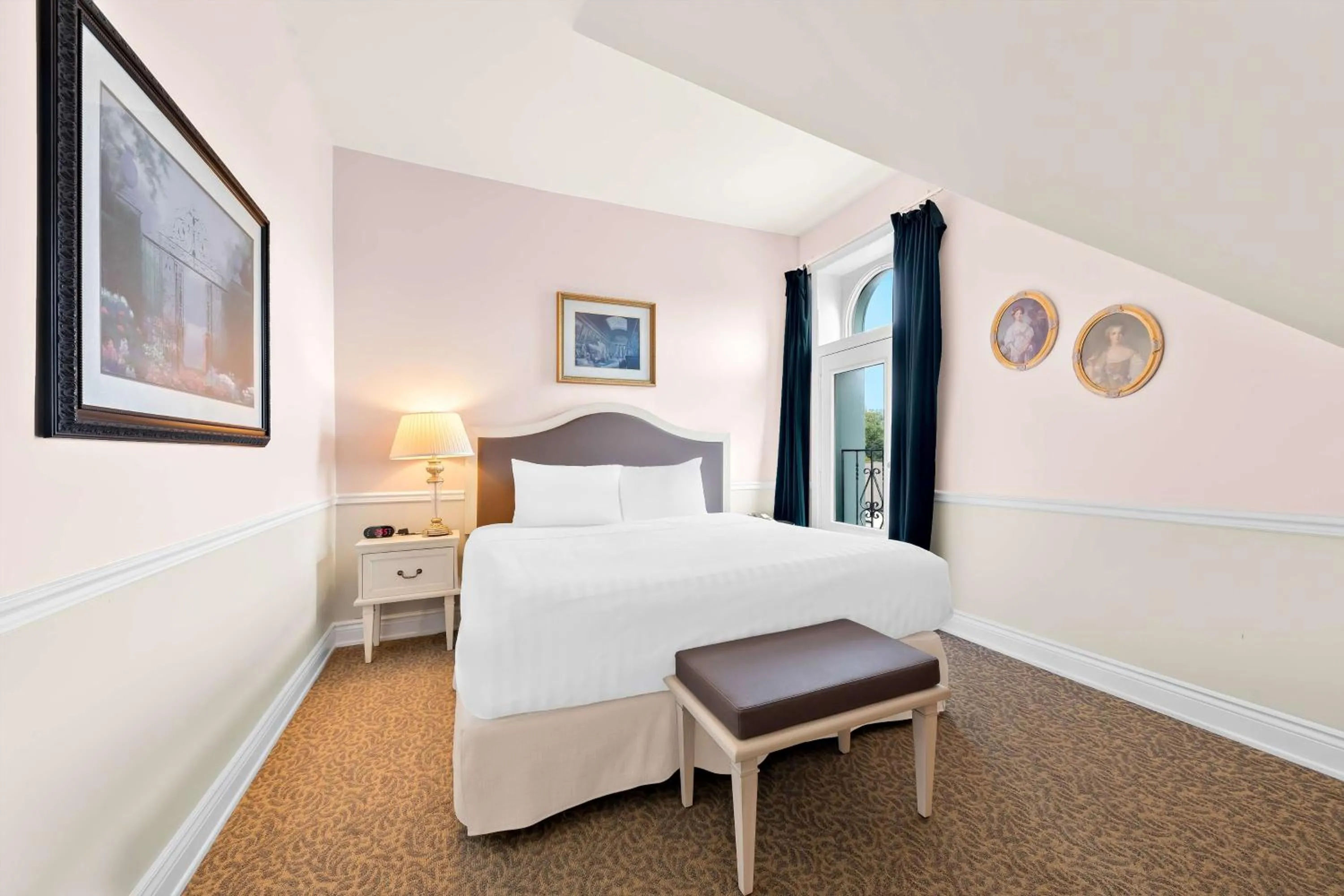 Bedroom, Bed in The Arlington Hotel - BW Signature Collection