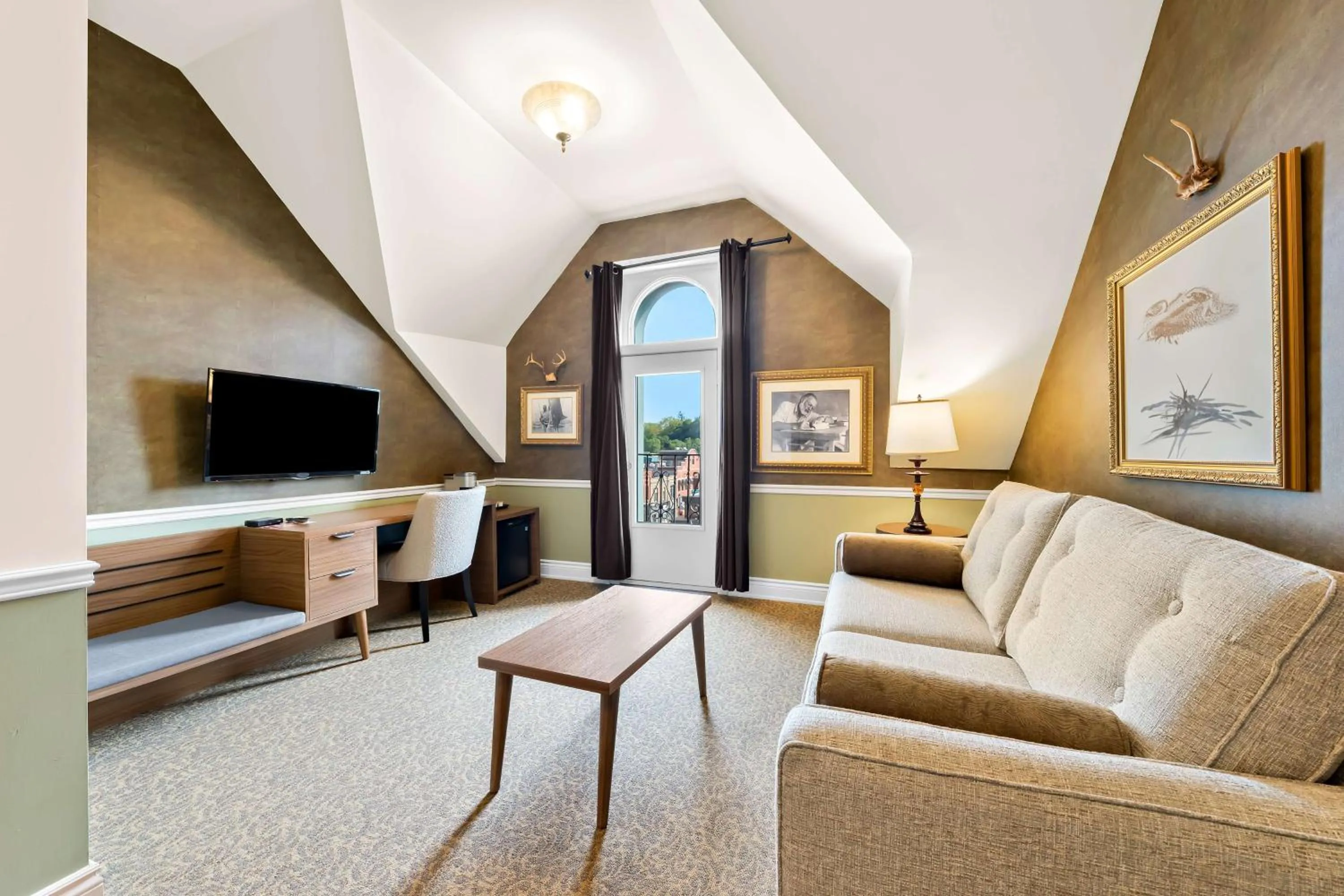 Bedroom in The Arlington Hotel - BW Signature Collection