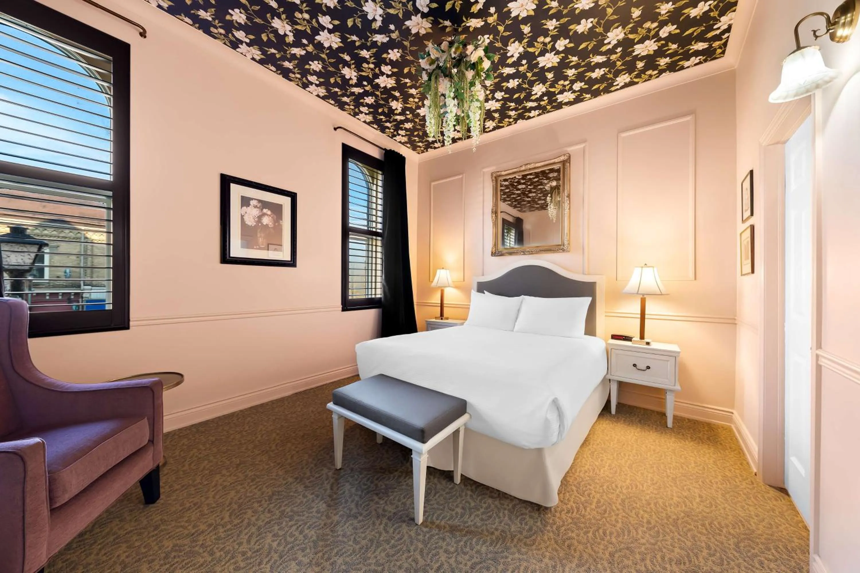 Bedroom, Bed in The Arlington Hotel - BW Signature Collection