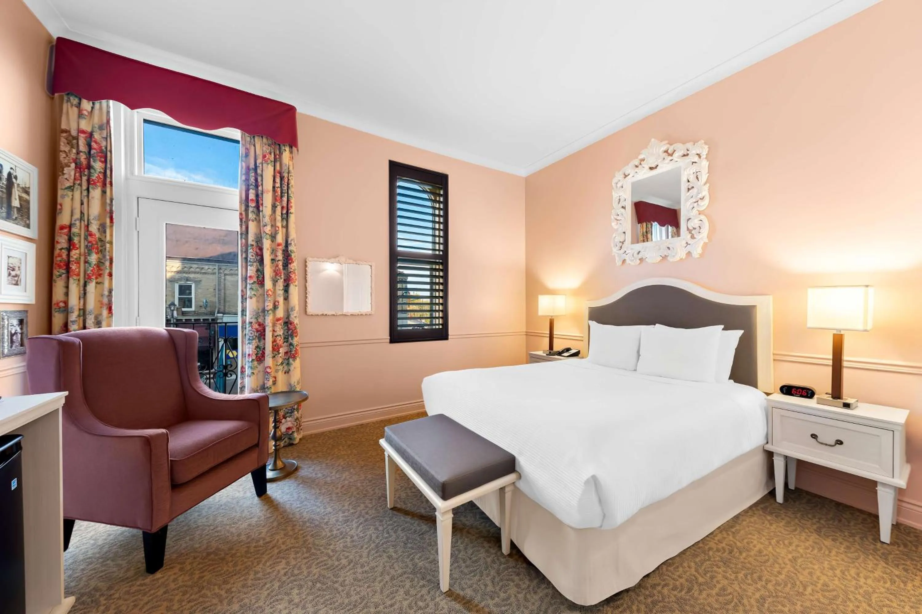 Bedroom, Bed in The Arlington Hotel - BW Signature Collection