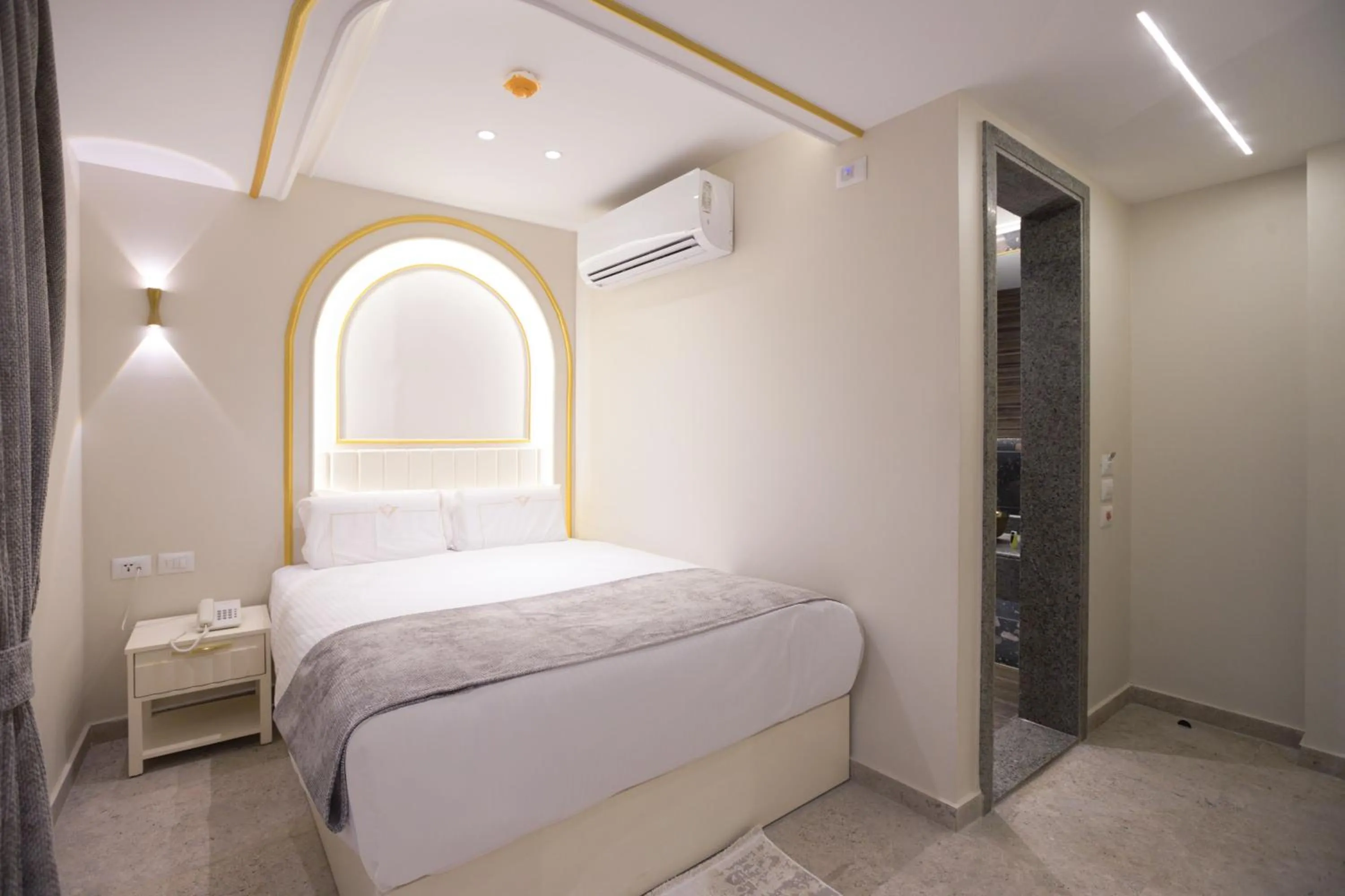 Bedroom, Bed in Pyramids Plateau Hotel