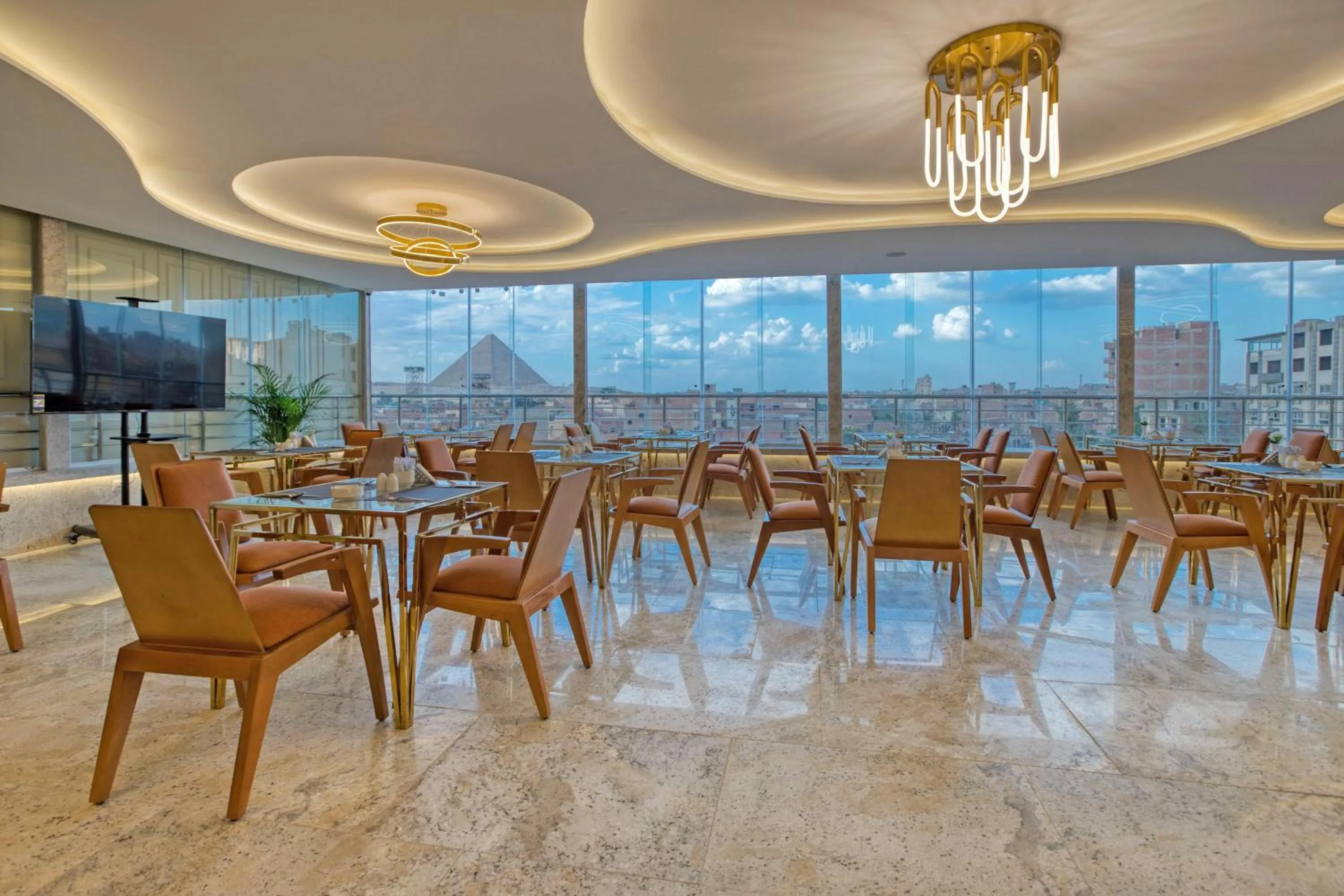 Restaurant/places to eat in Pyramids Plateau Hotel