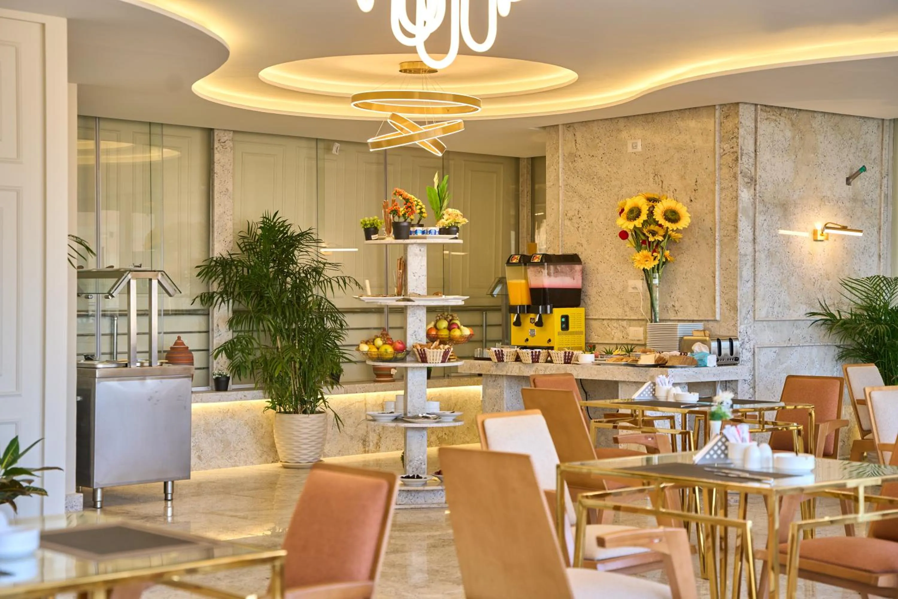 Restaurant/places to eat in Pyramids Plateau Hotel