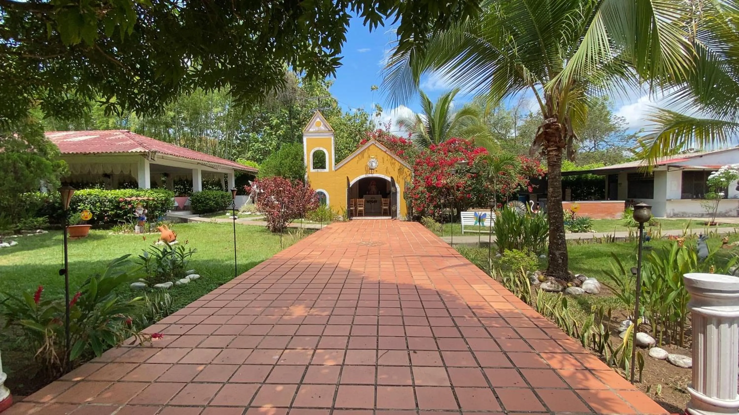 Property building in Hotel Rosalinda Campestre del Llano