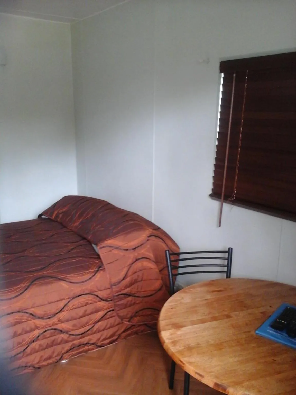 Living room, Bed in Riverside Tourist Park