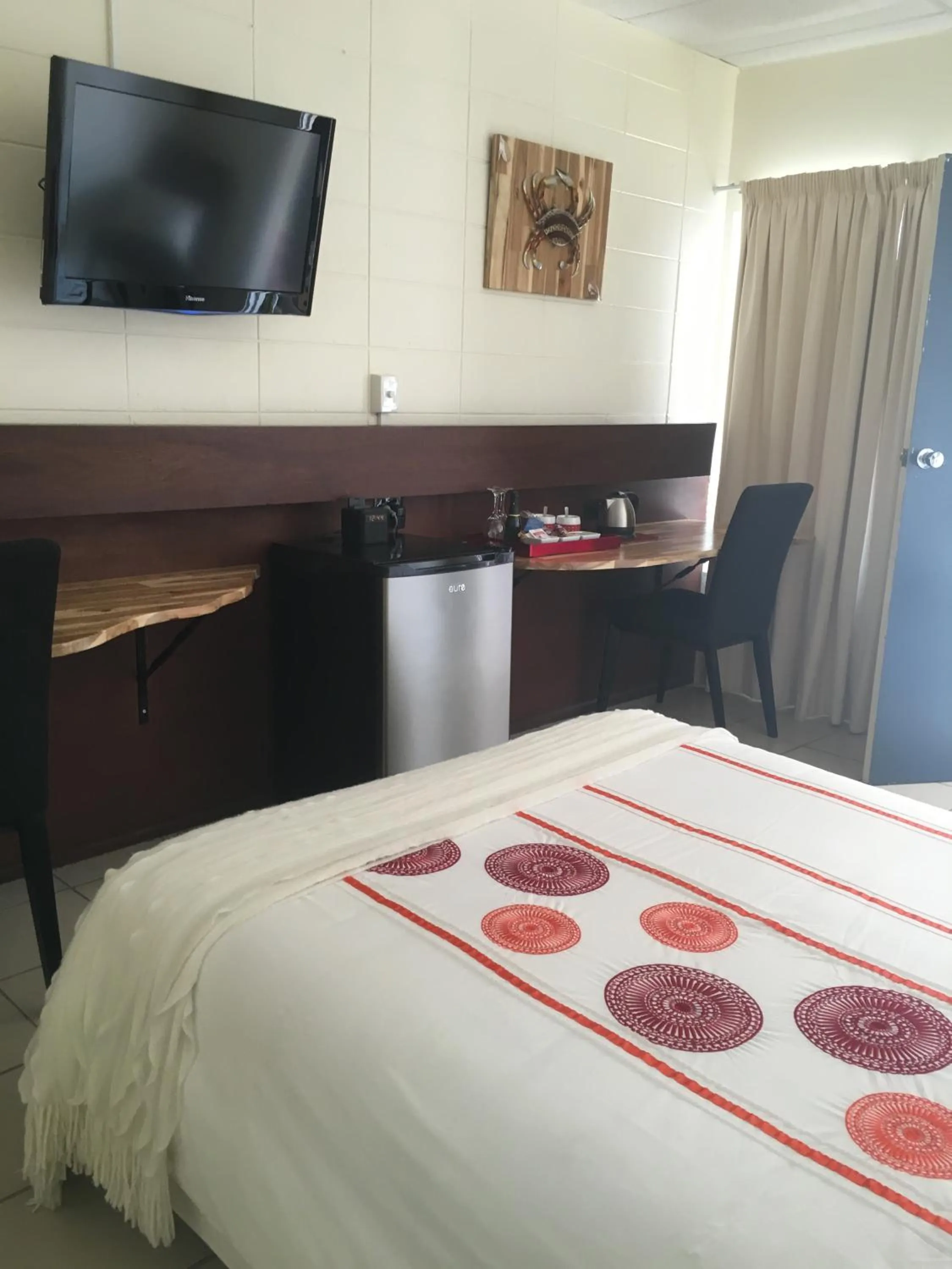 TV and multimedia, Bed in Black Marlin Motel