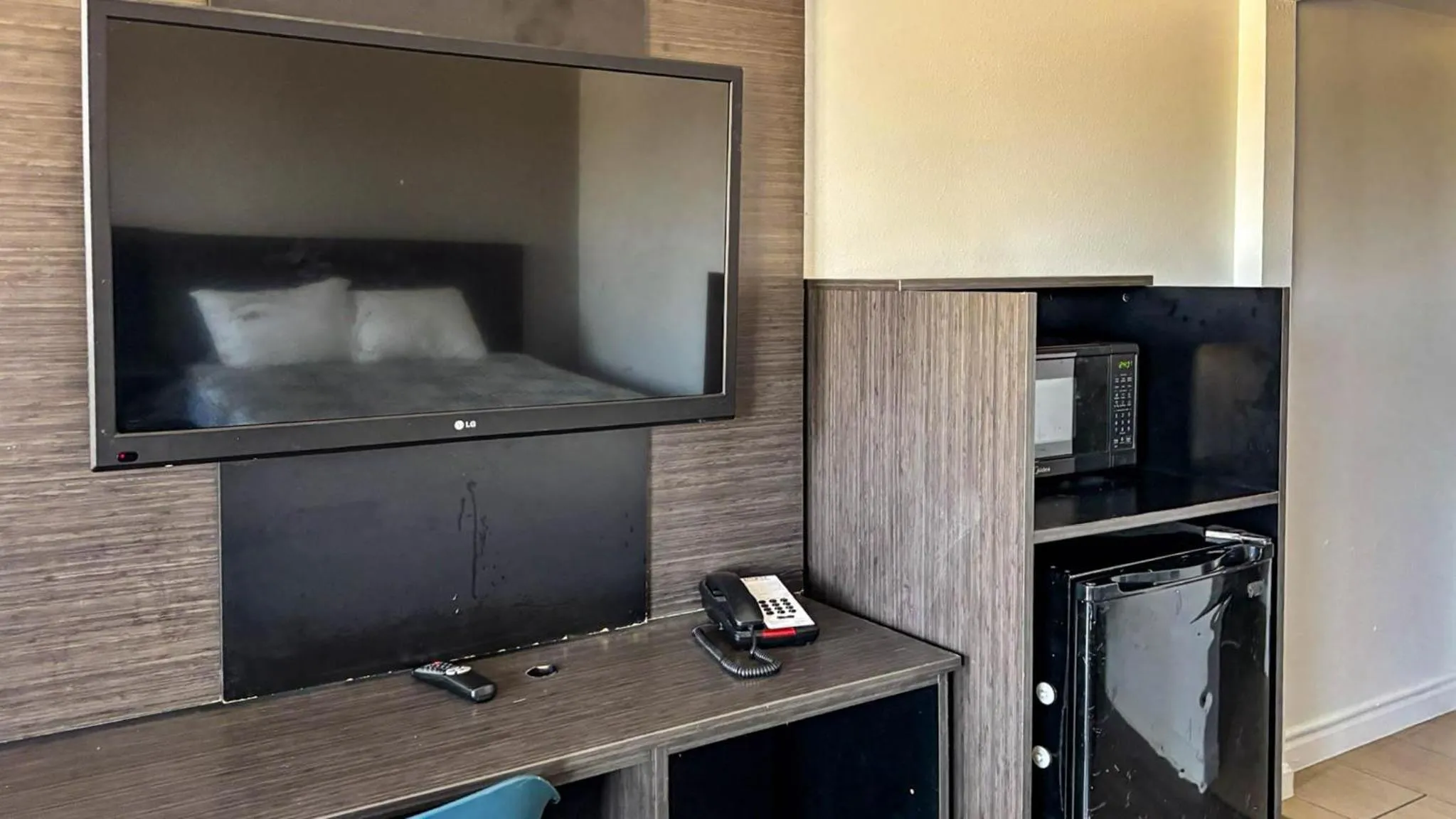 Bedroom in Motel 6 Selma, CA