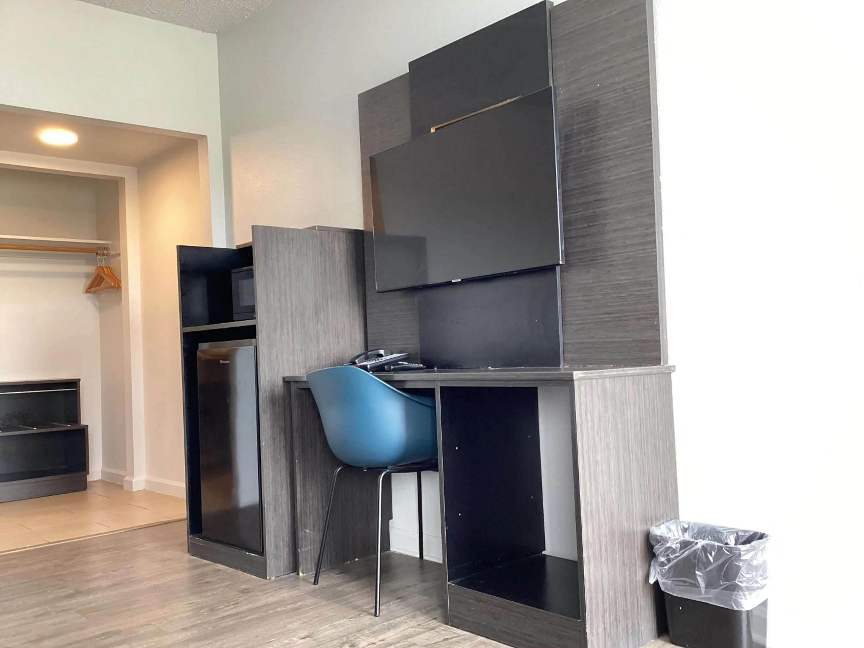 Communal lounge/ TV room in Motel 6 Selma, CA