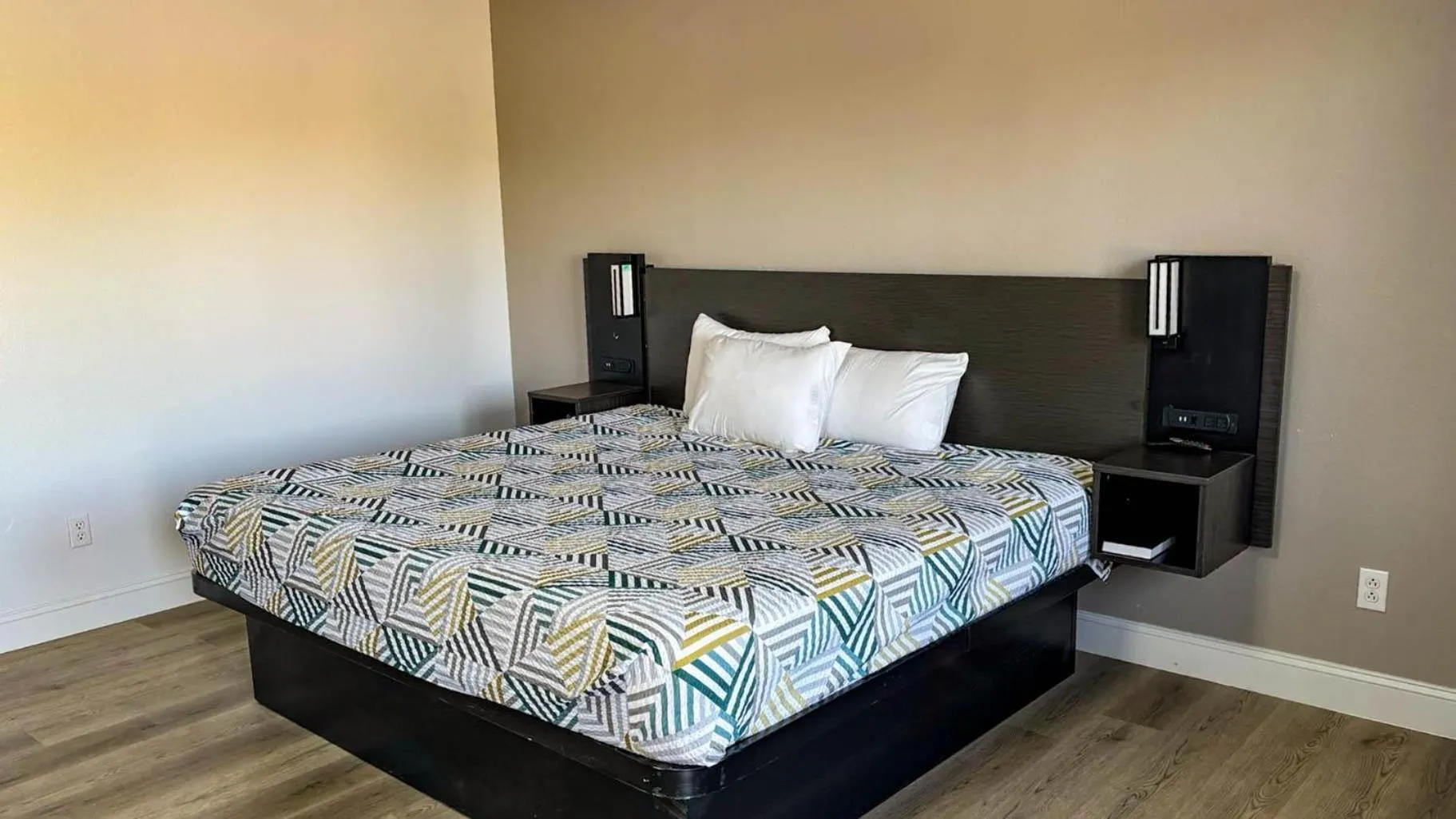 Bedroom, Bed in Motel 6 Selma, CA