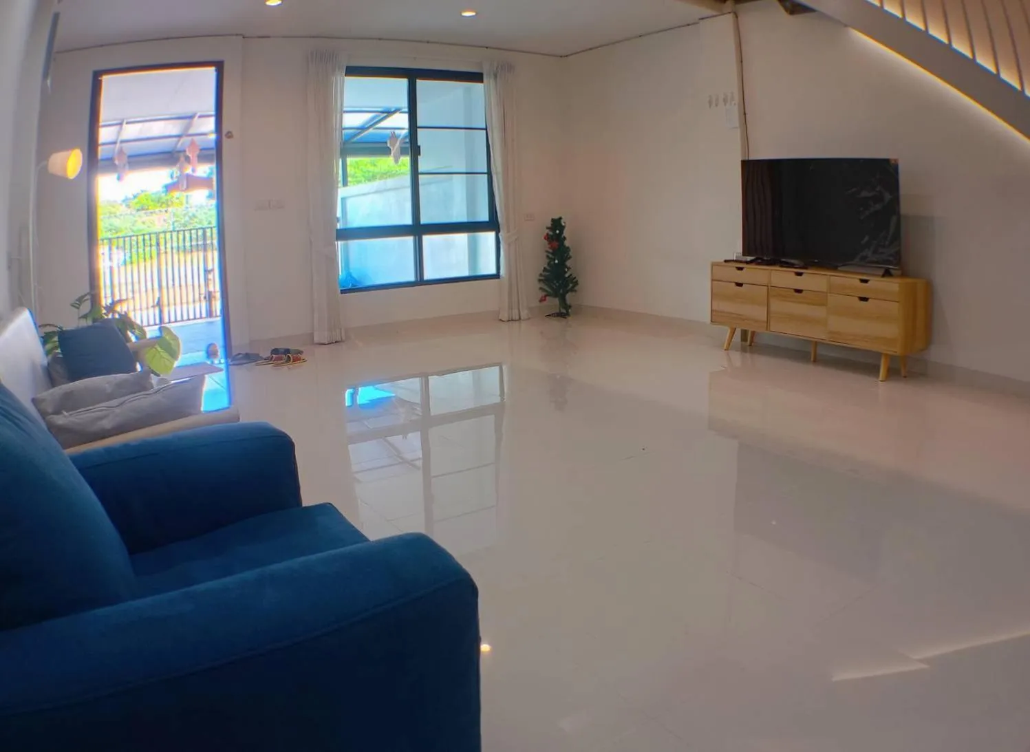 Communal lounge/ TV room in Modern House CNX