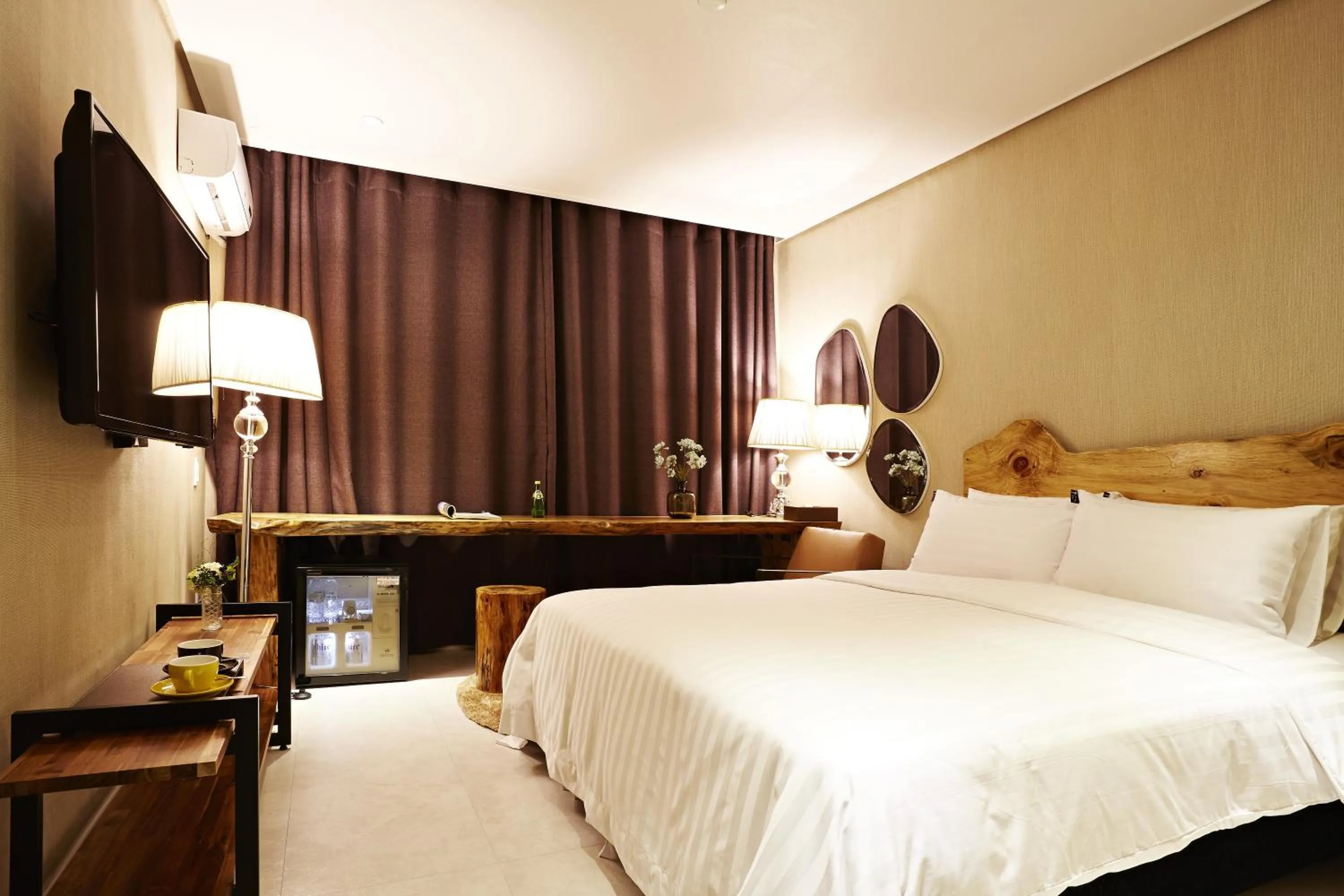 Photo of the whole room, Bed in Cheongju Namoo Hotel