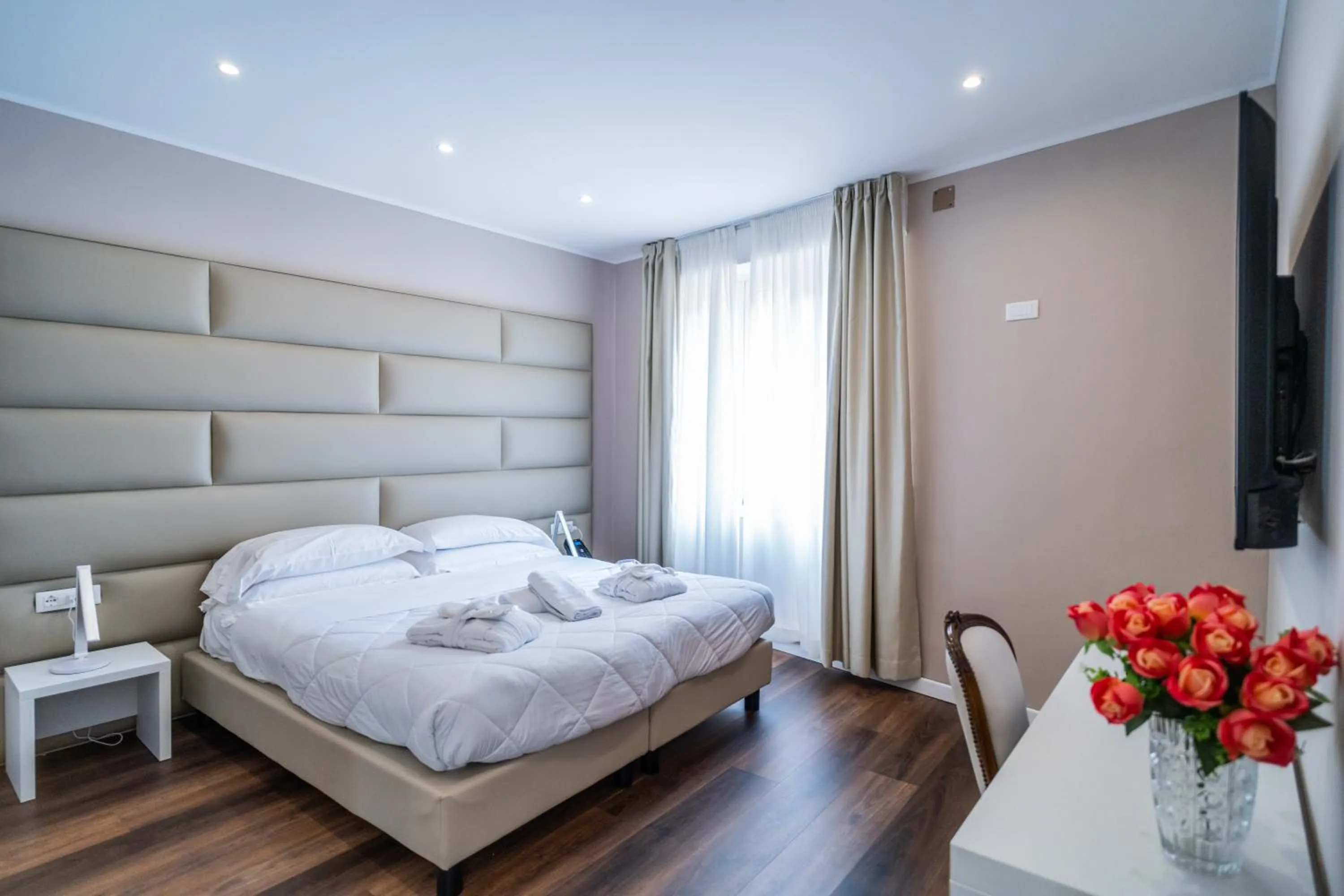 Photo of the whole room, Bed in Hotel Globo Suite-Correnti hotels