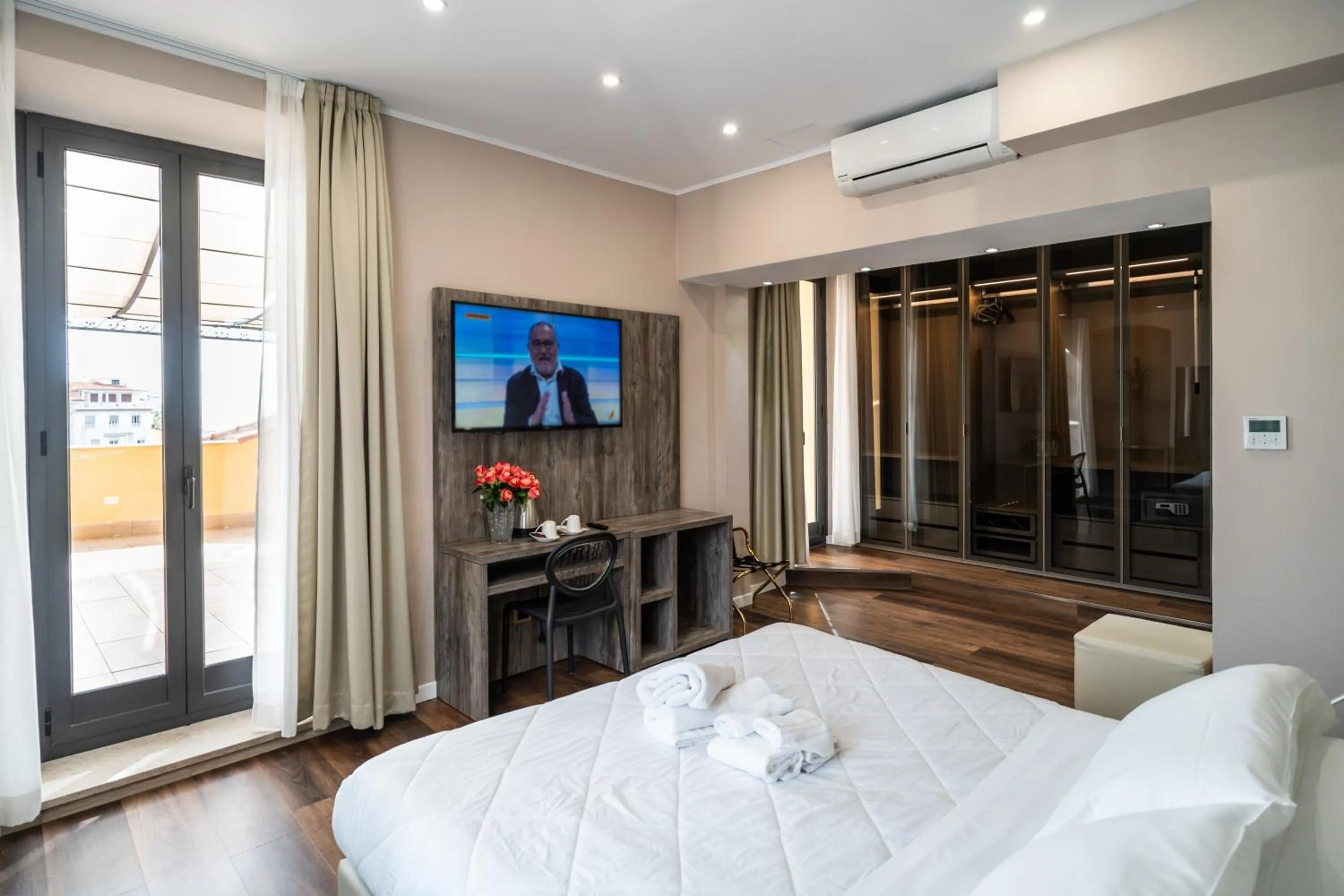 Communal lounge/ TV room, Bed in Hotel Globo Suite-Correnti hotels