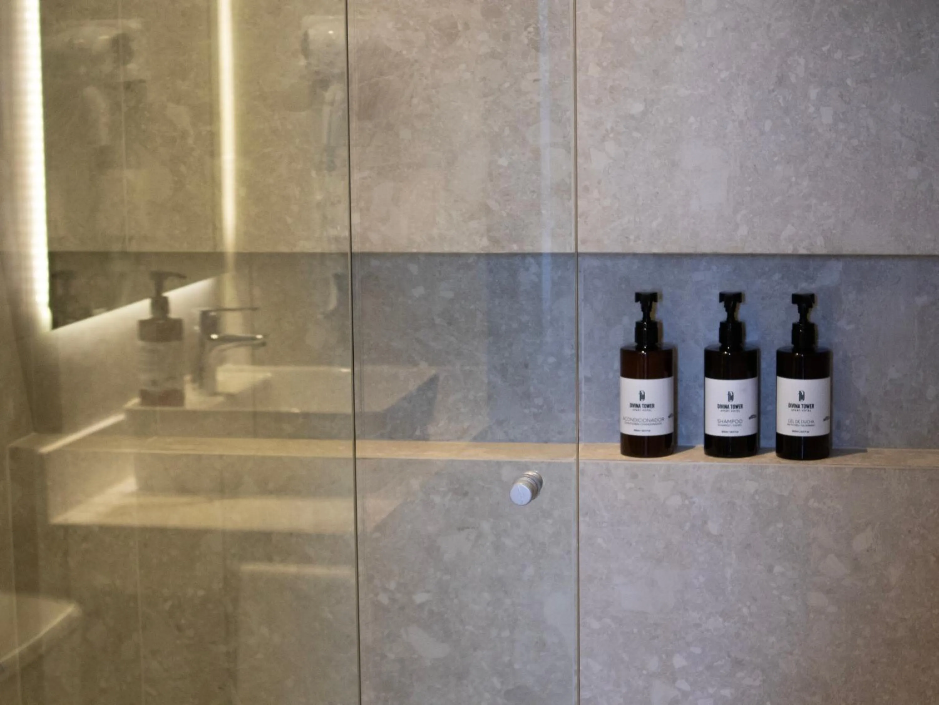 Shower in Divina Tower Apart Hotel