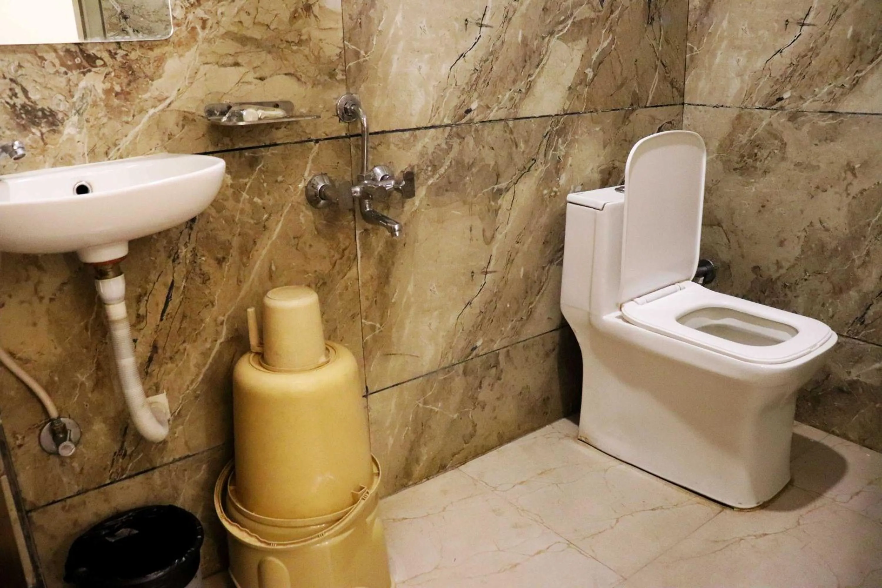 Shower in Hotel One Stay