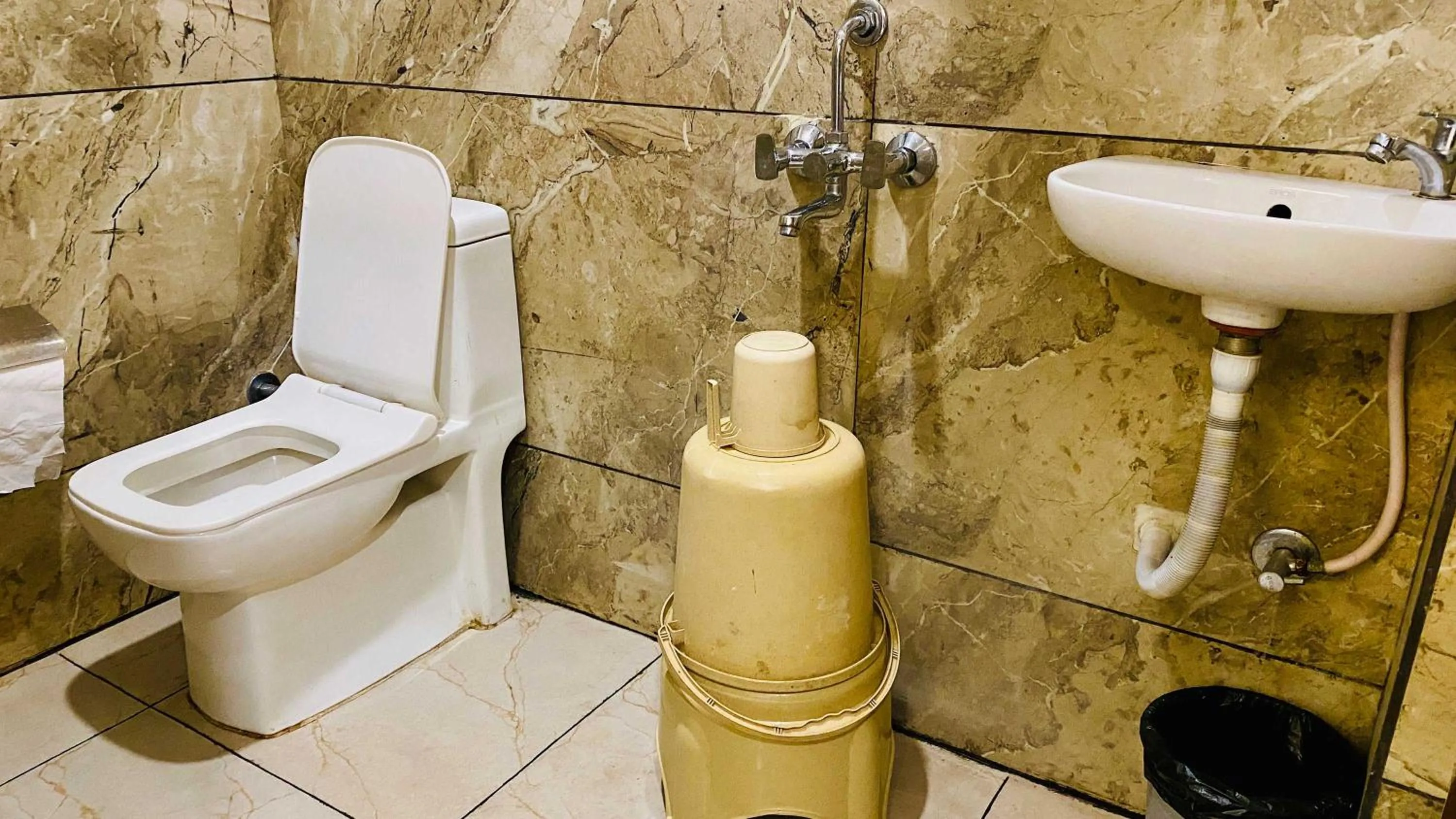 Shower in Hotel One Stay