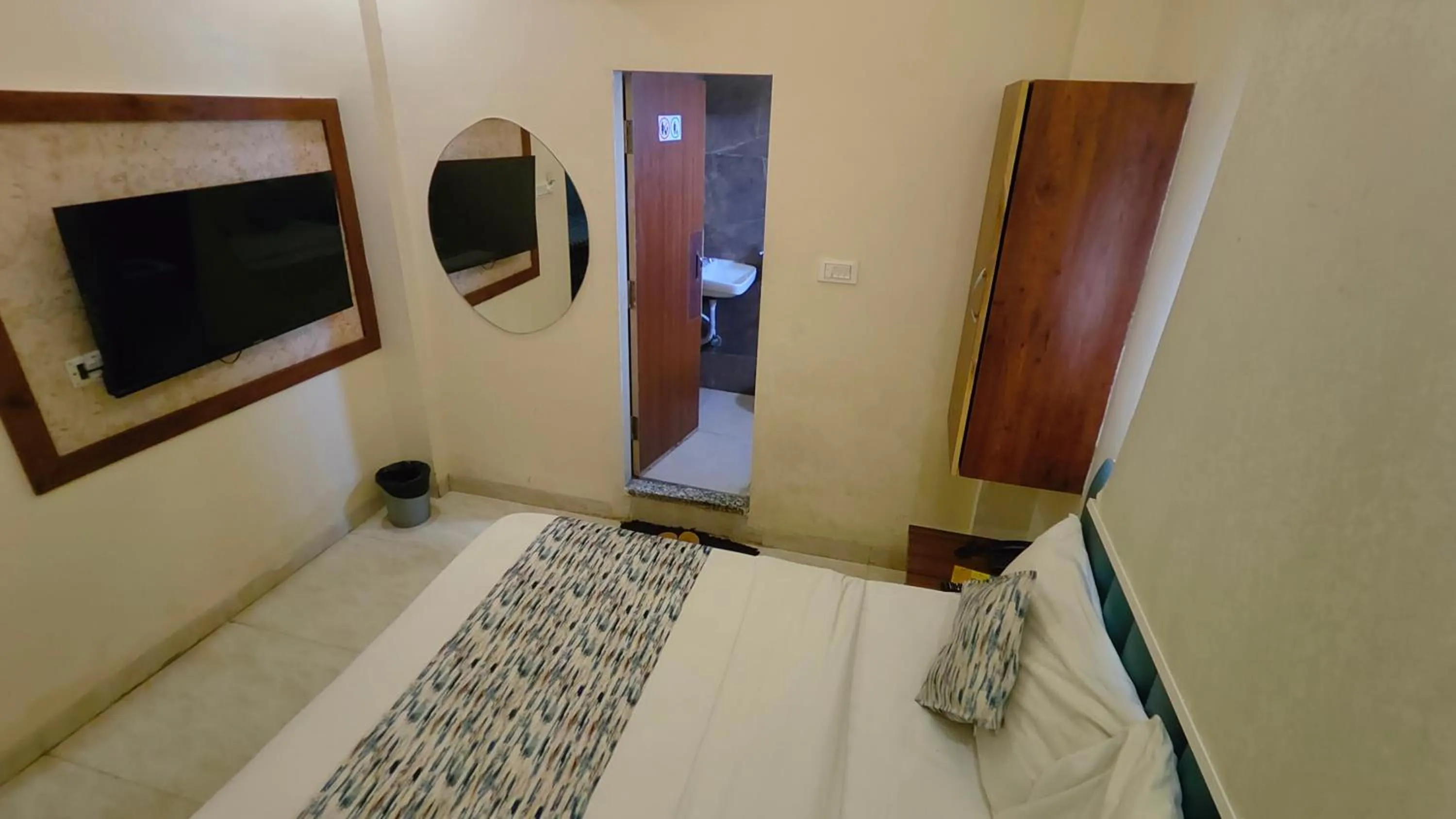 Property building, Bed in Hotel One Stay