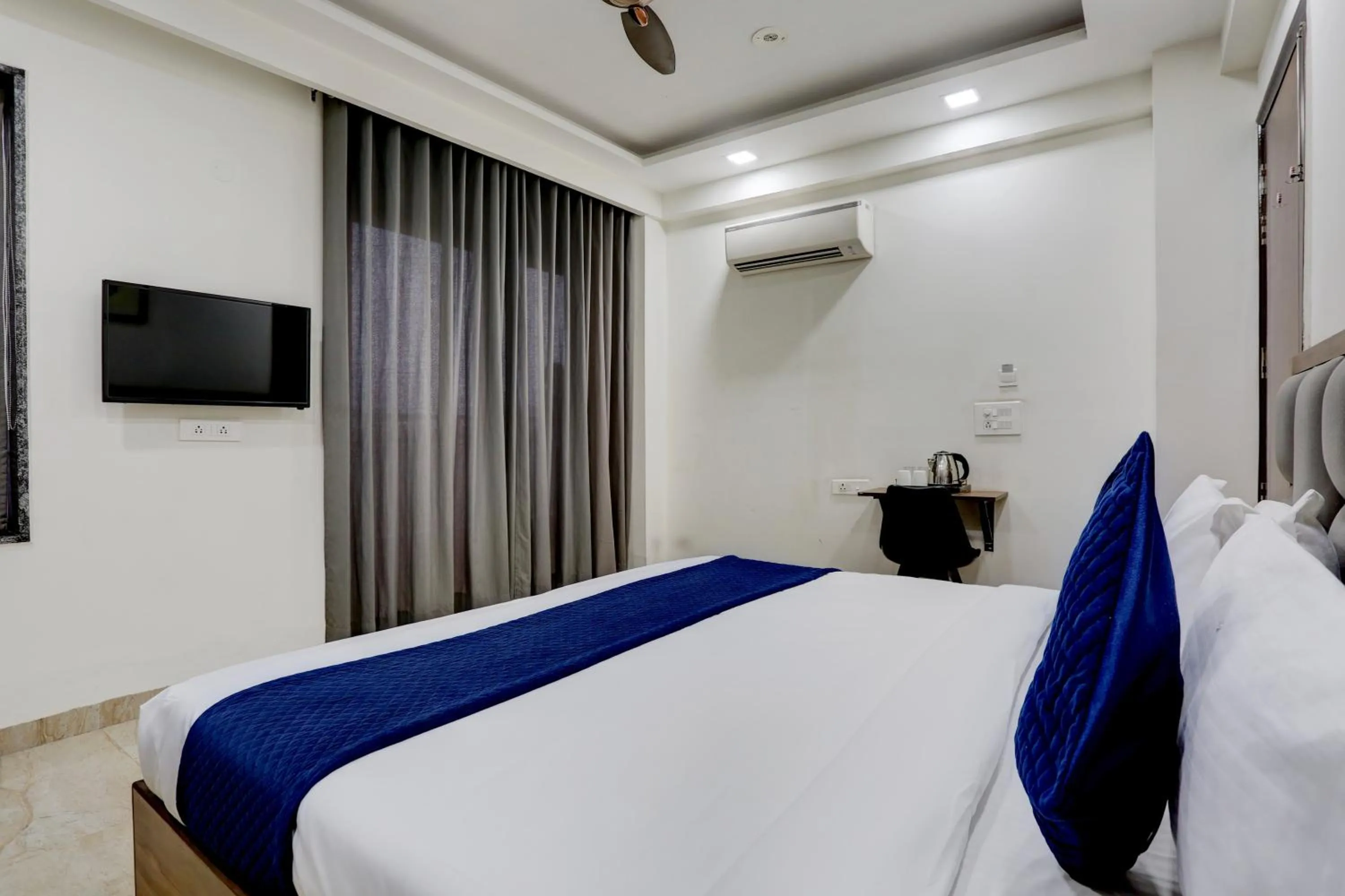 Bed in Hotel Grey Medicity Modern Rooms, Prime Location, Affordable Rates I Near Medanta